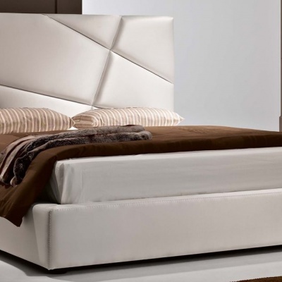 Cama de casal estofada branca com cabeceira geométrica e roupa de cama castanha e bege