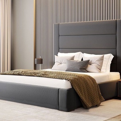 Cama de casal cinza estofada com roupa de cama e almofadas em tons castanhos e cinzentos, mesas de cabeceira negras e parede com painéis verticais cinza.