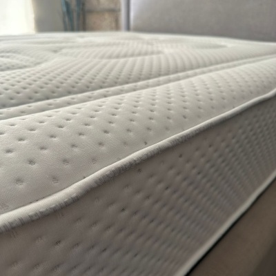 Colchão branco com textura pontilhada e base bege