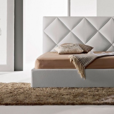 Cama de casal estofada branca e decoração minimalista