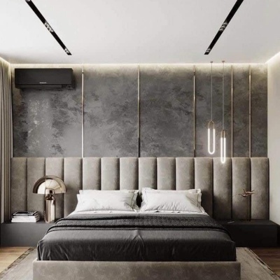 Quarto moderno com cama estofada cinza e parede texturizada