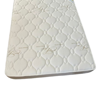 Colchão branco com padrão costurado e letras douradas