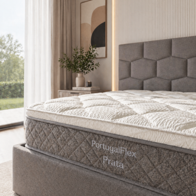 Cama com colchão Portugal Flex Prata cinza e cabeceira estofada cinzenta em quarto moderno