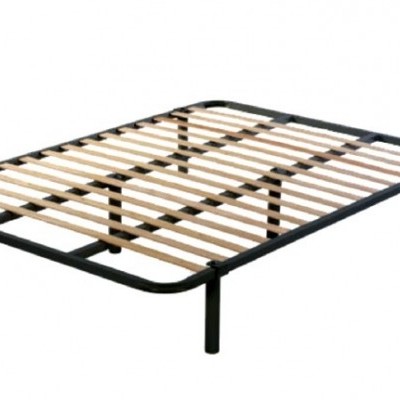 Estrado de cama de metal preto com ripas de madeira