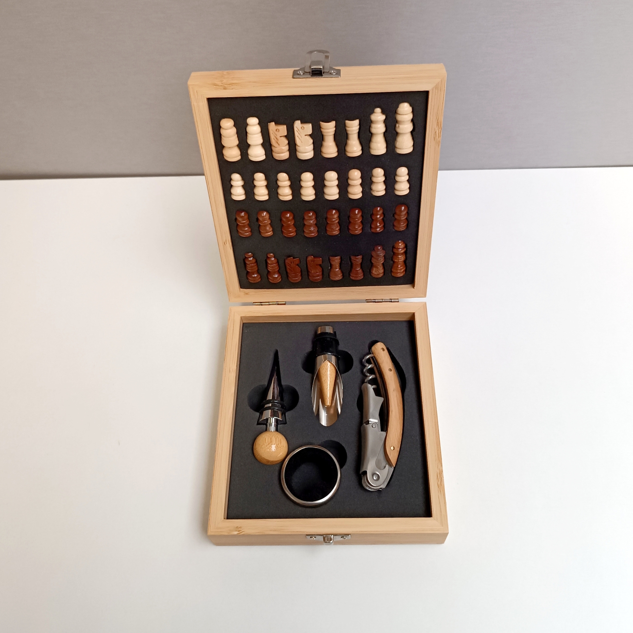 Set de Vinhos e Xadrez Personalizado em Bambu Estojo em madeira com peças de xadrez e utensílios para vinho