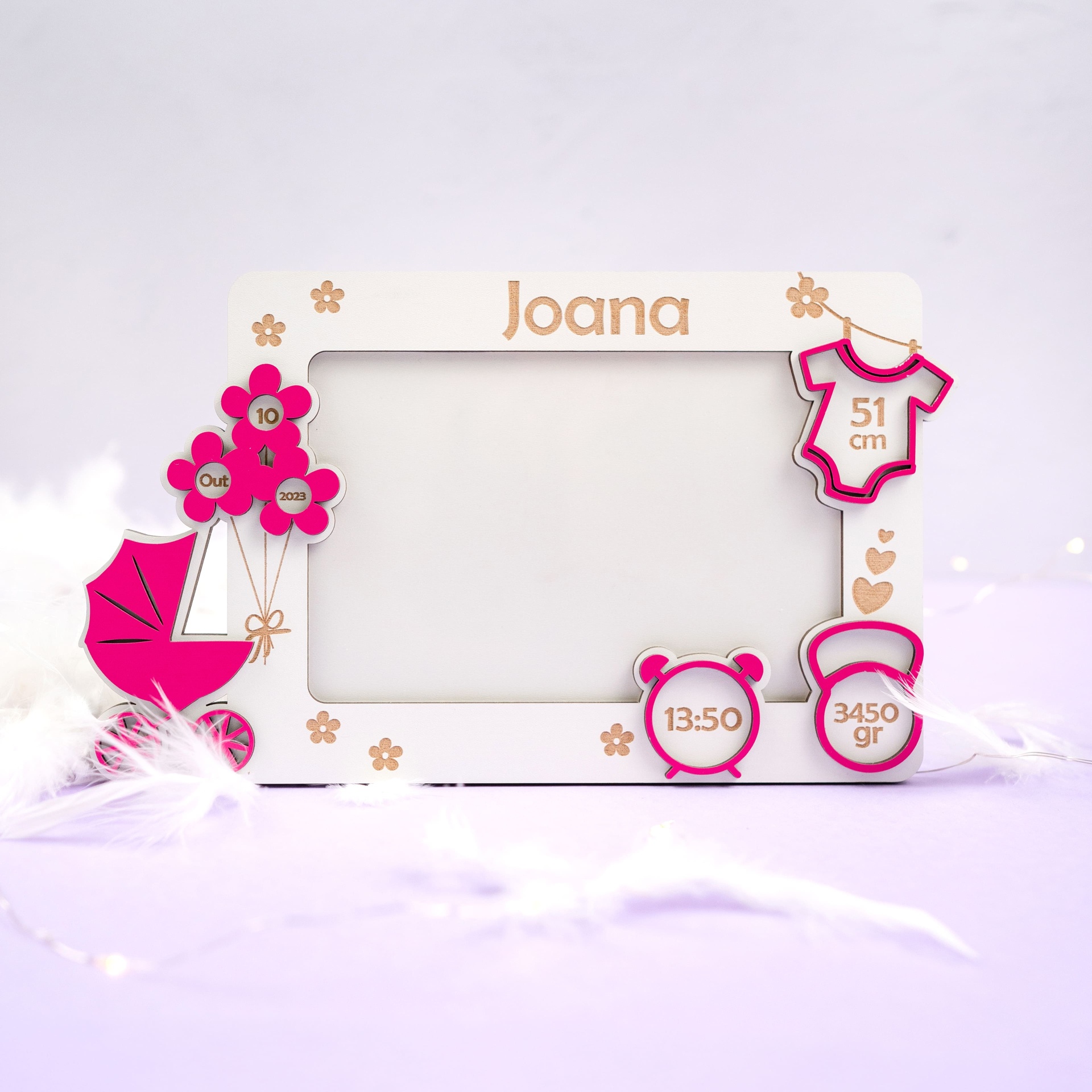 Moldura com Dados de Nascimento - Carrinho de Bebé Moldura branca em madeira personalizada com nome Joana e decorações rosas