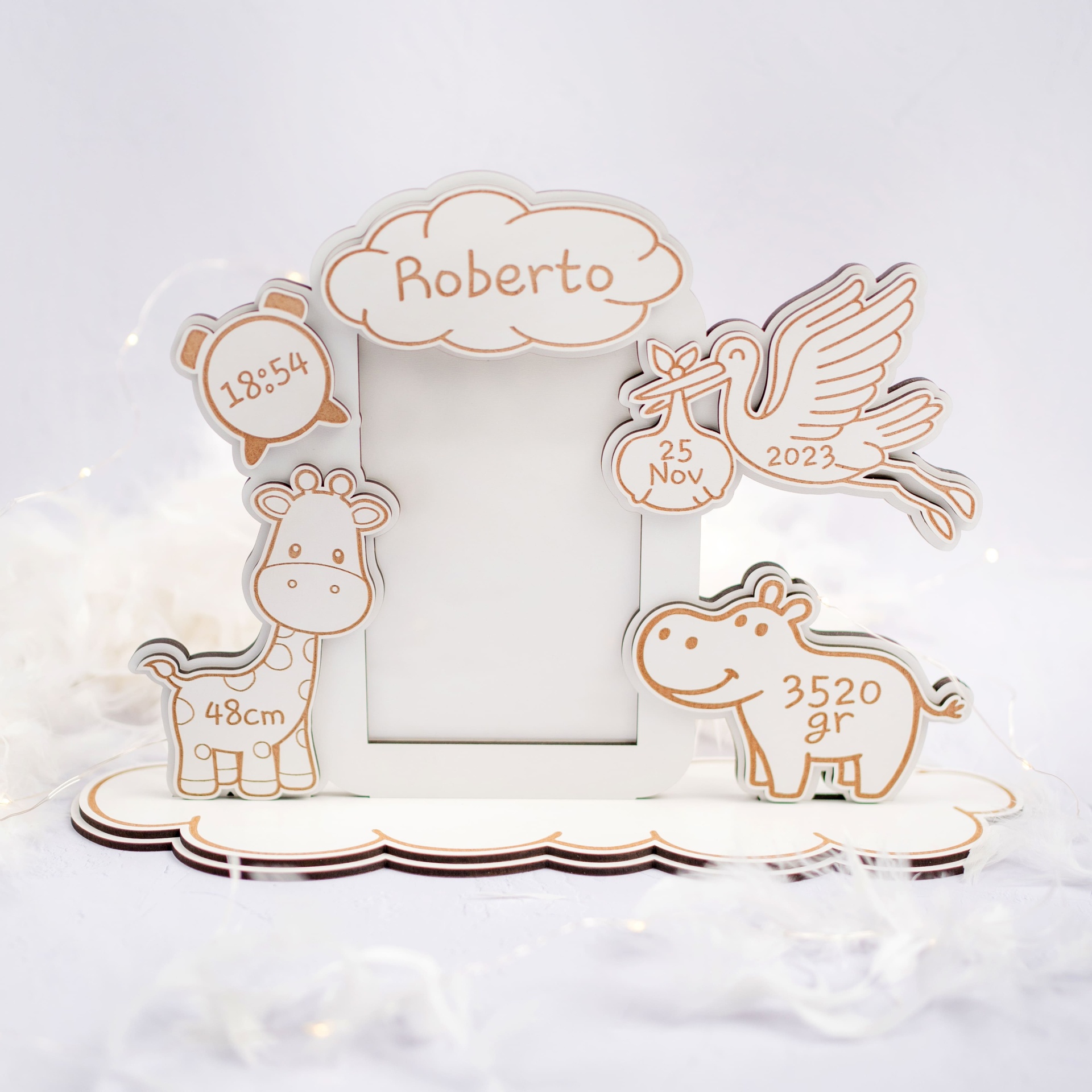 Moldura com Dados de Nascimento - Tema Animais Moldura branca para fotografia com desenhos de animais e texto comemorativo em castanho.