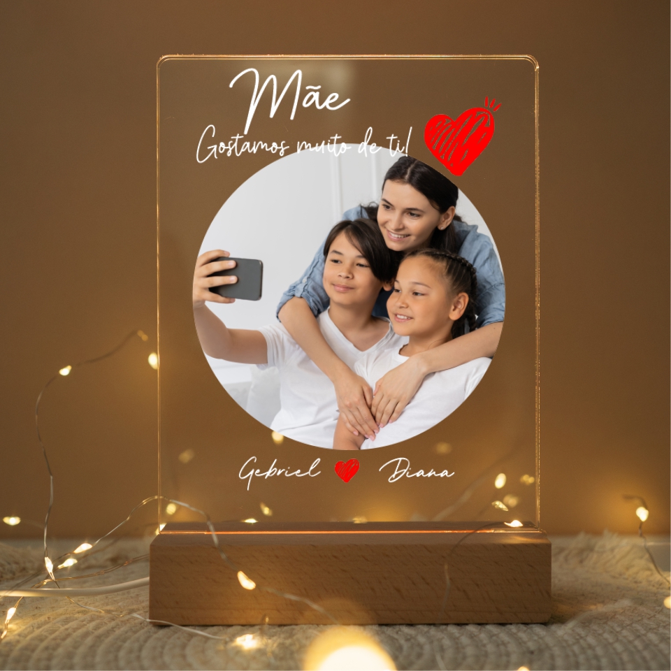 Candeeiro LED Dia da Mãe (Foto Circular + Dedicatória) Placa de acrílico com foto de mãe e filhos, texto e corações vermelhos