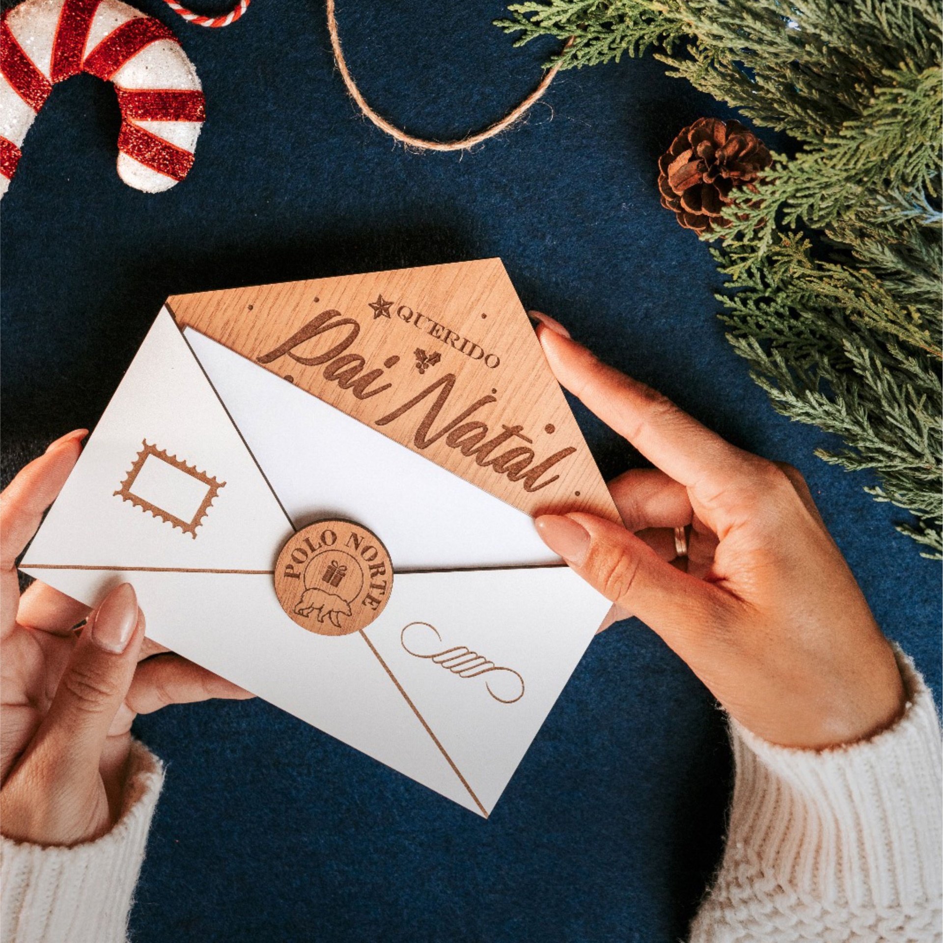 Envelope Postal Envelope branco com cartão de madeira escrito Querido Pai Natal e decoração natalícia