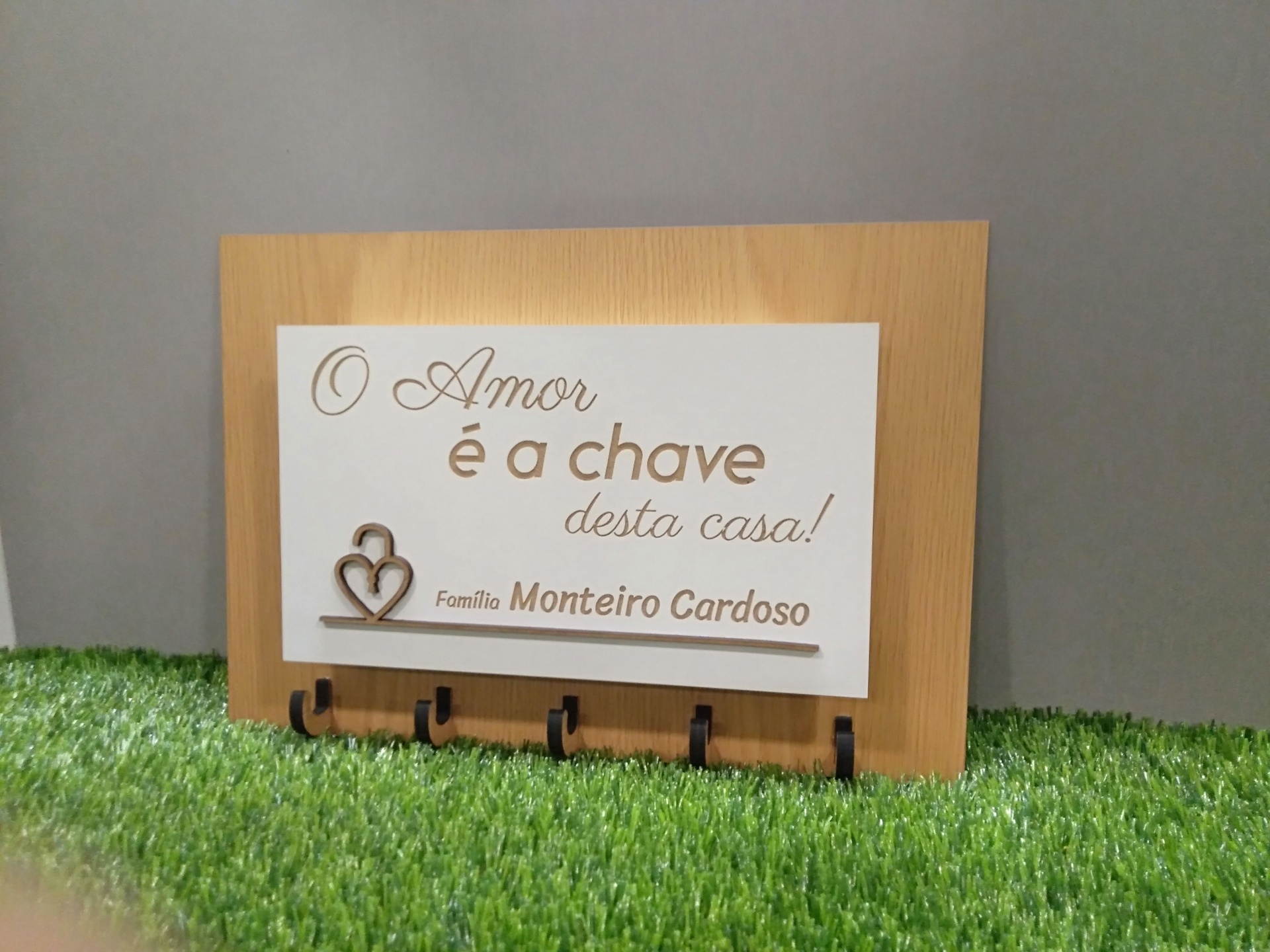 Chaveiro "O amor é a chave desta casa" com Porta Cartas Placa de madeira com suporte para chaves e texto decorativo em português