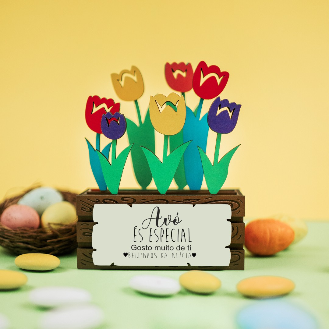 Arranjo decorativo com flores de papel coloridas e placa com mensagem para avó.