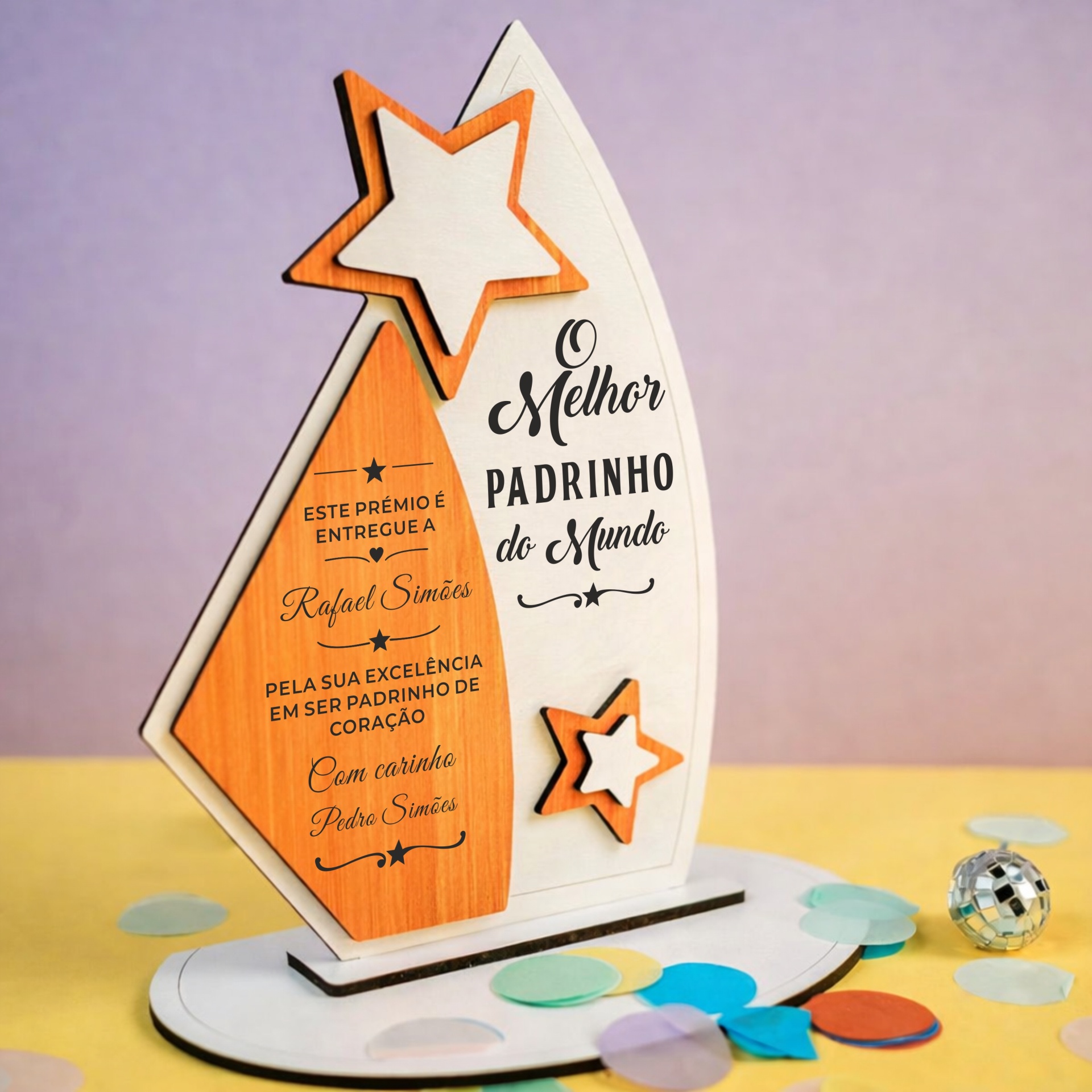Troféu "O Melhor Padrinho do Mundo" 01 Prémio de madeira em forma de escudo com estrelas e texto em português.
