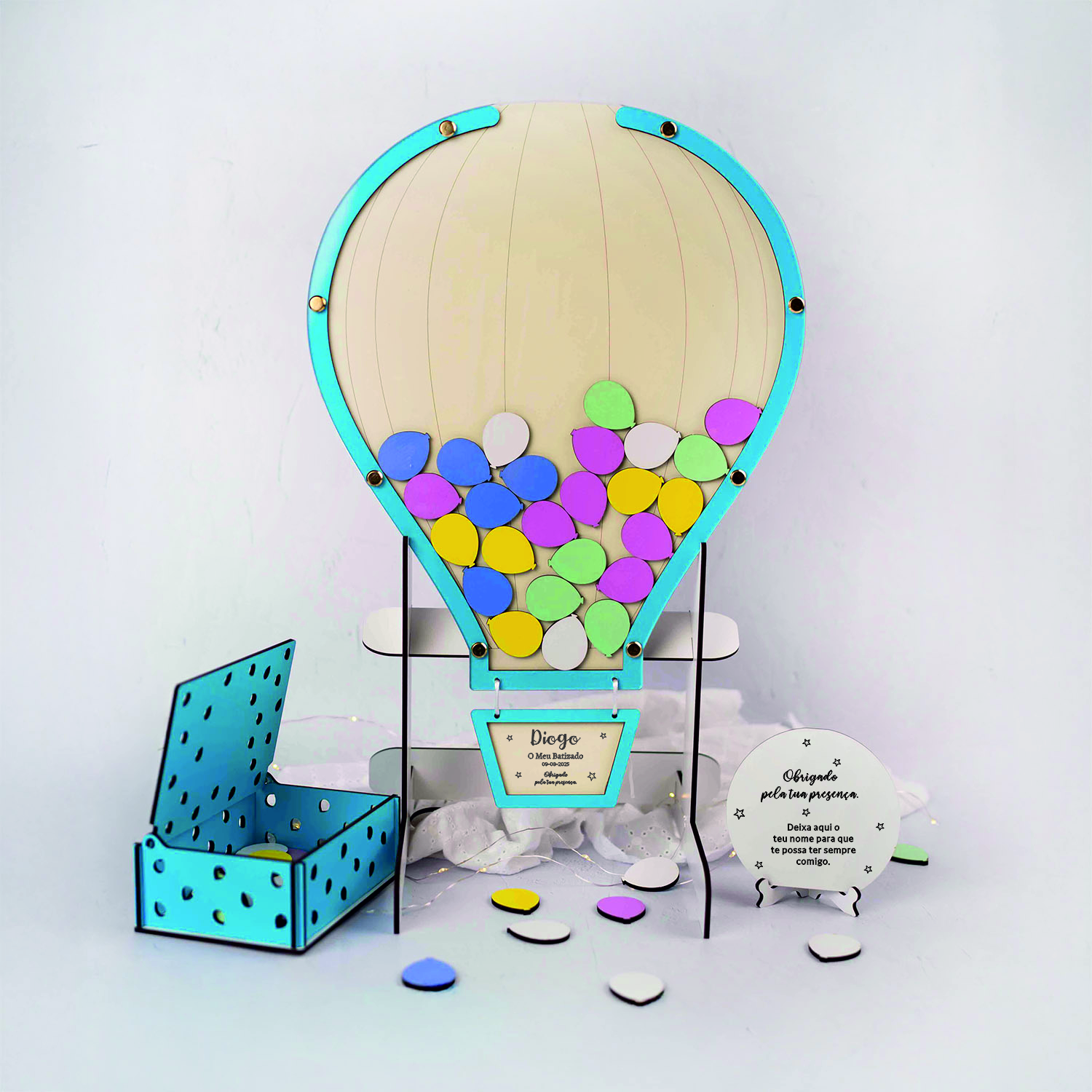 Quadro de Assinaturas Balão com Caixa Objeto decorativo de balão de ar quente com peças coloridas e placa com texto em português