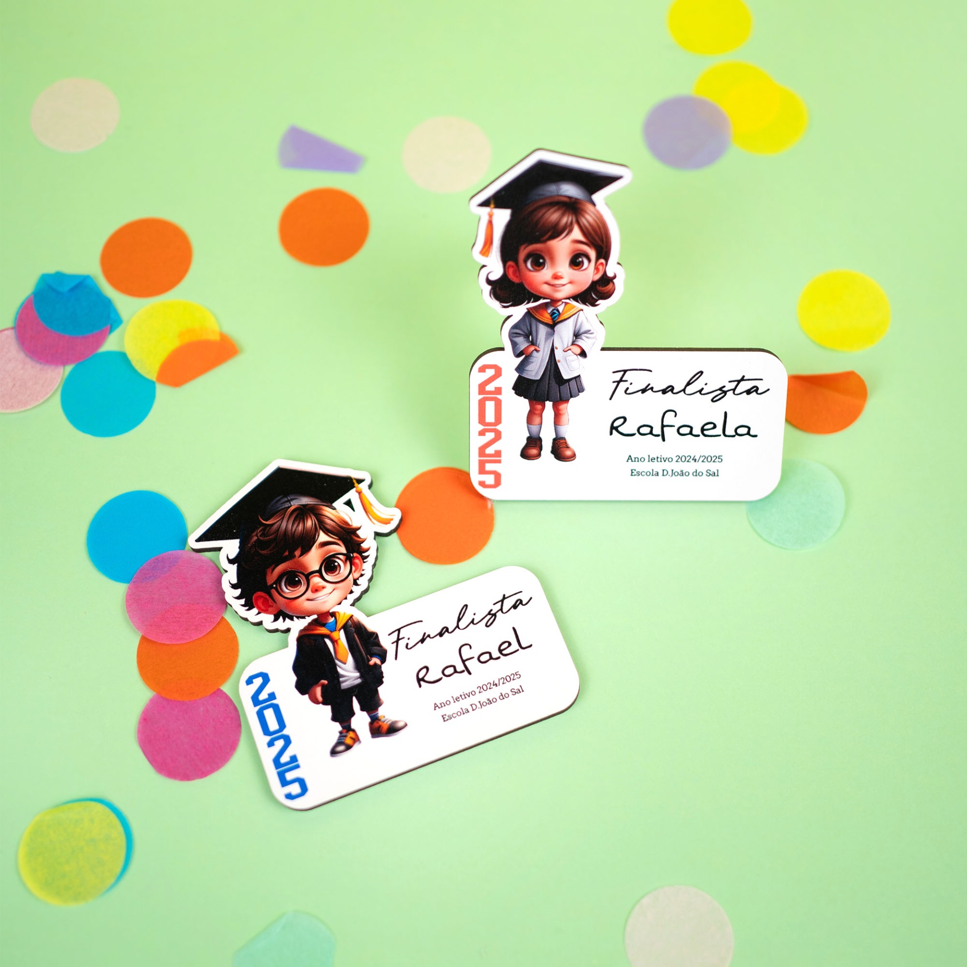 Íman Finalista Personalizado – Menino ou Menina Marcadores de festa com crianças em becas de graduação e nomes Rafaela e Rafael sobre fundo verde com confetis