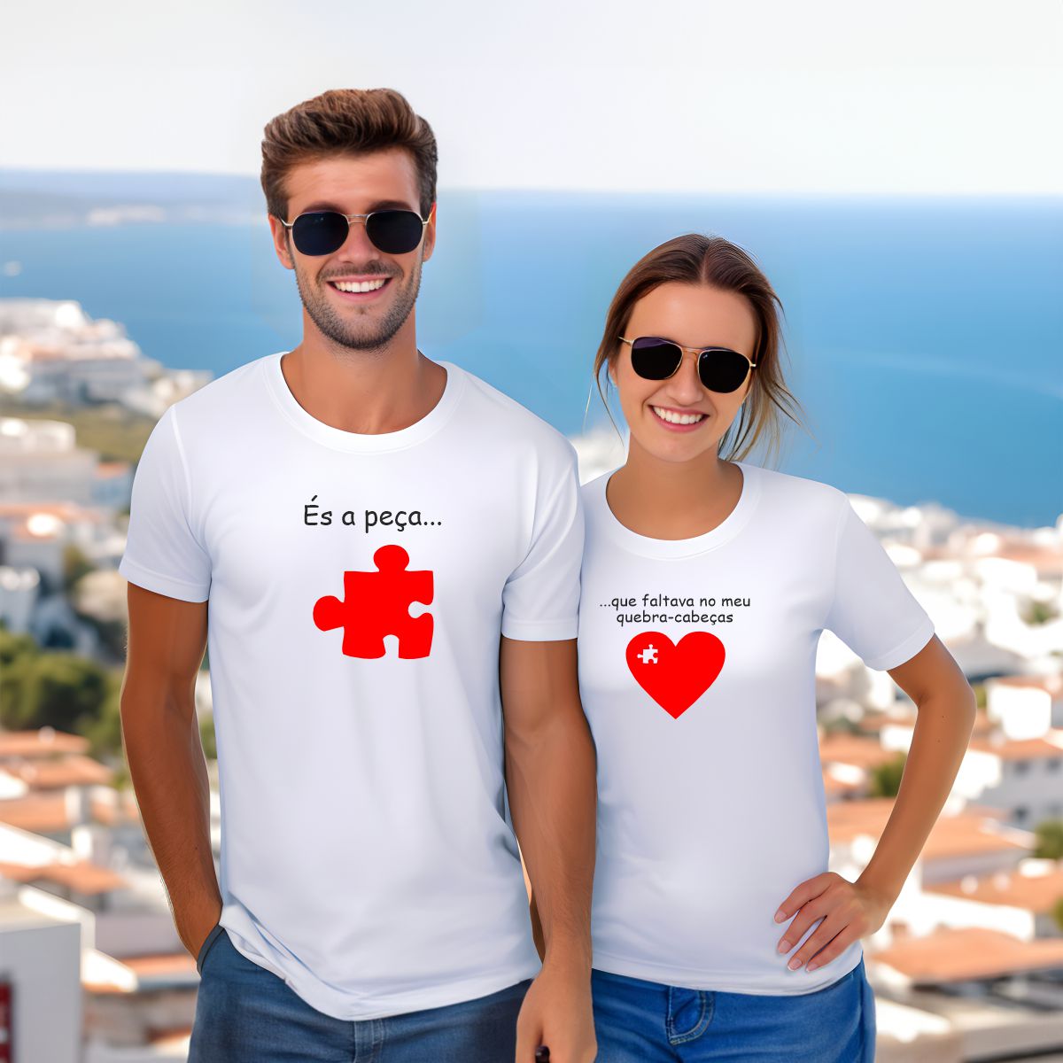 Casal com t-shirts brancas com estampados de peça de puzzle e coração em fundo de cenário de praia.