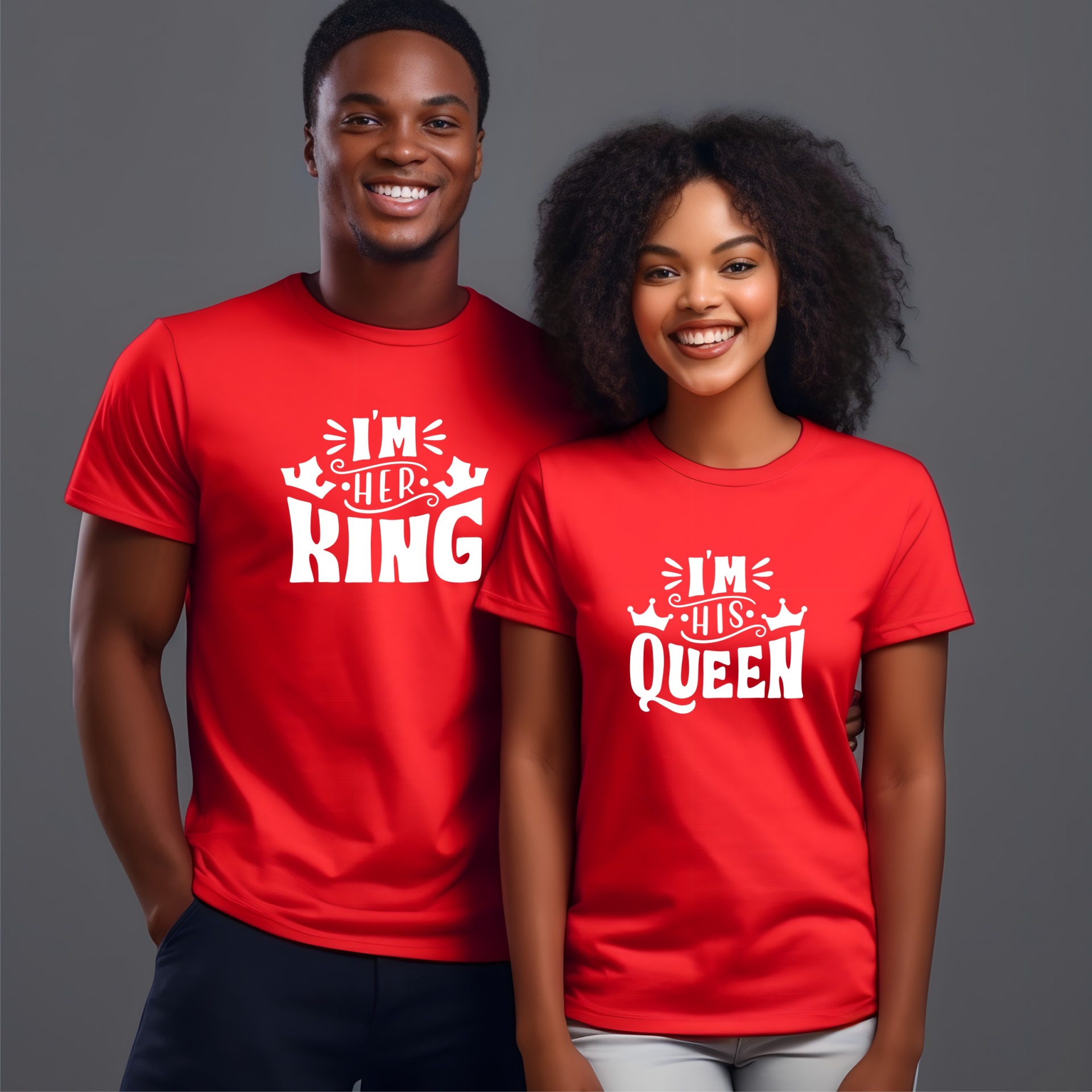 T-Shirt Her His Queen Casal com t-shirts vermelhas com texto IM HER KING e IM HIS QUEEN em fundo cinza