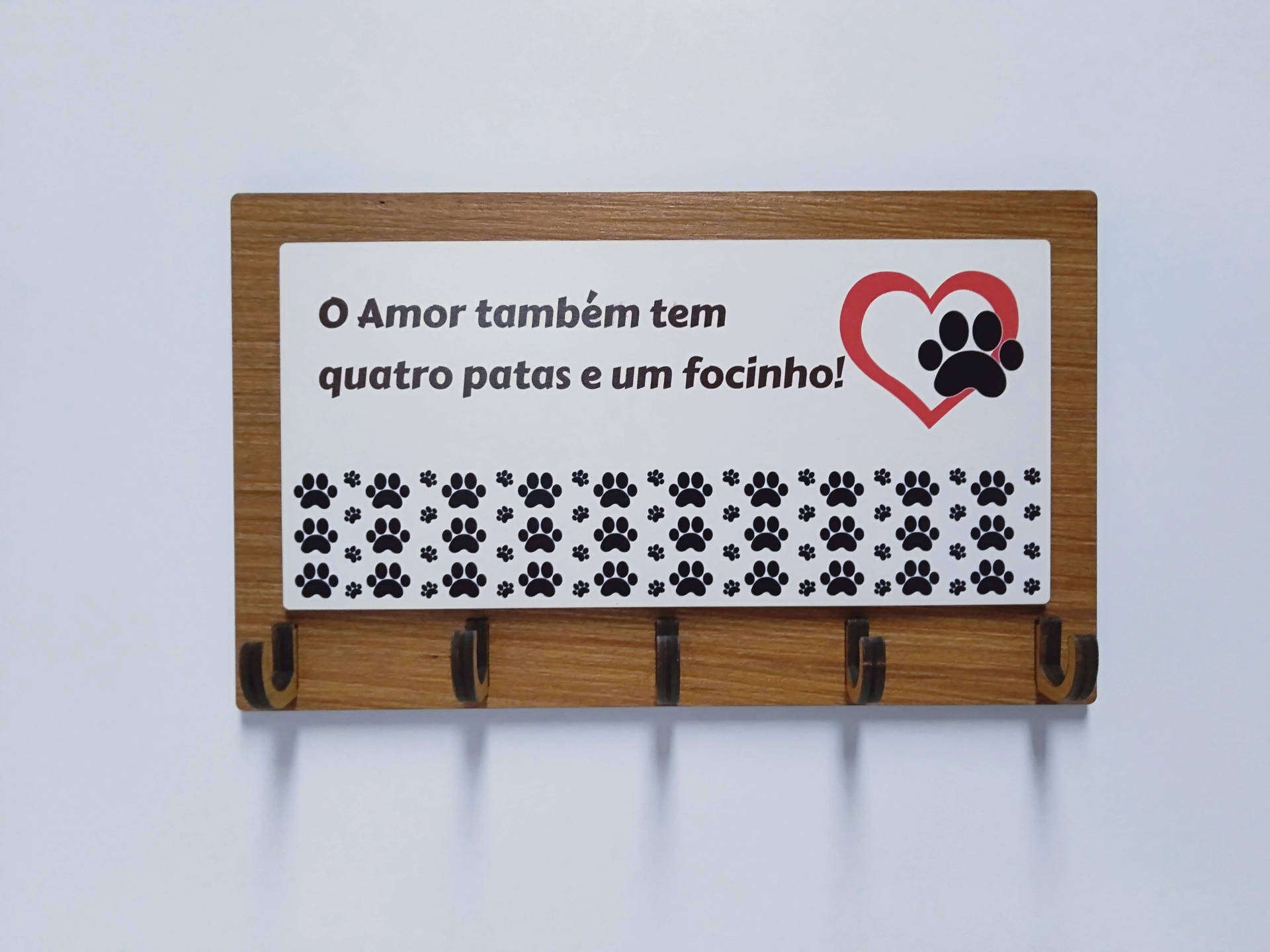 O amor também tem quatro patas e um focinho Personalizado Cabide de parede em madeira com placa decorativa e ganchos