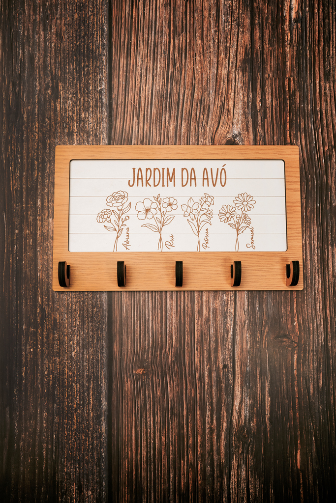 Chaveiro Personalizado "O Jardim da..." (Modelo 1) Suporte para chaves de madeira clara com texto e desenhos de flores