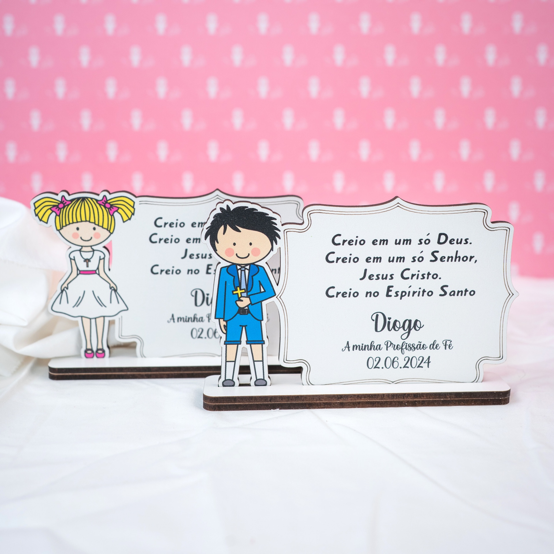 Lembrança Personalizável para Batismo / Primeira Comunhão / Profissão de Fé / Crisma - M3 Recortes em madeira com crianças em roupa para cerimónia religiosa e texto em português sobre fé e datas.
