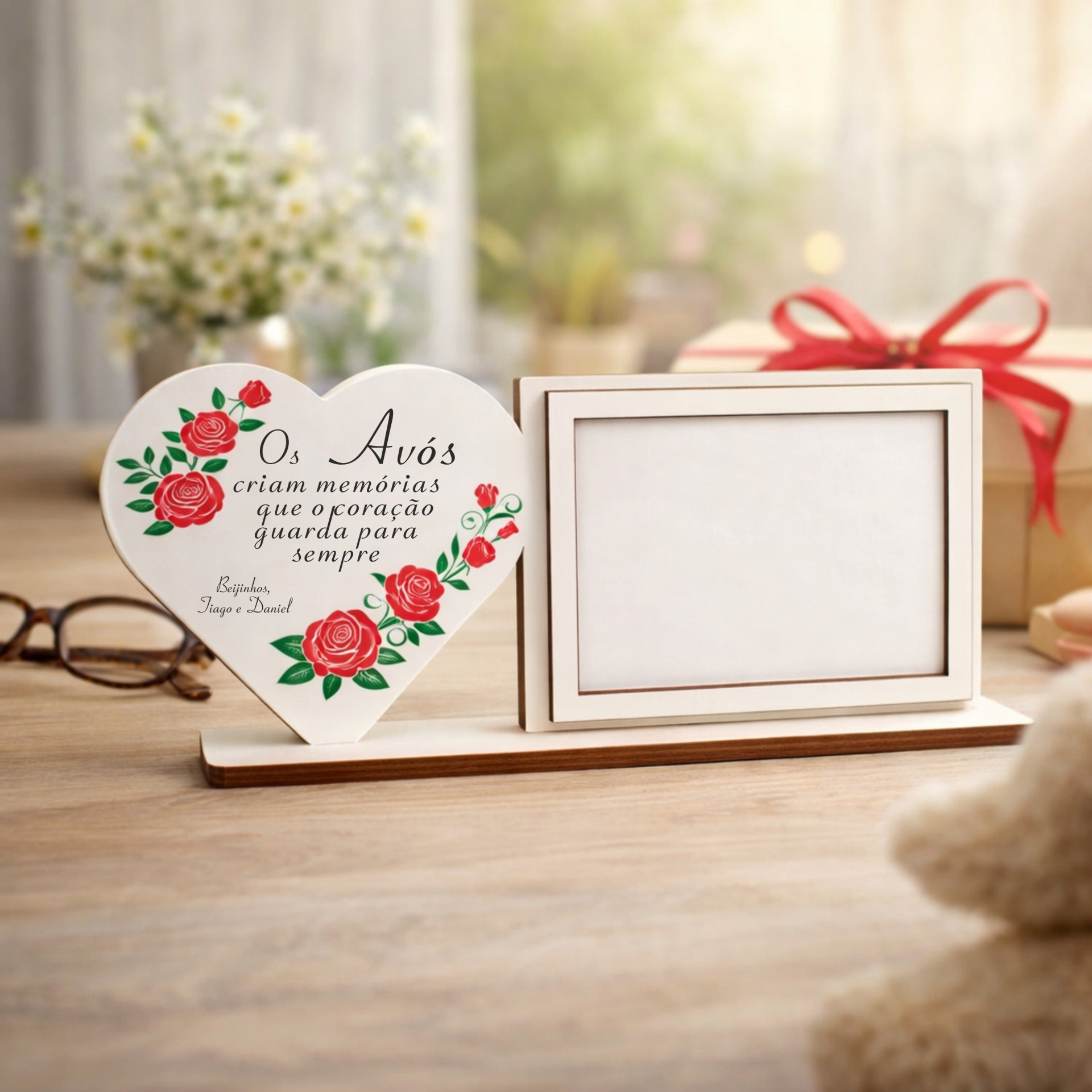 Suporte para foto e mensagem sobre av&oacute;s com flores vermelhas e moldura branca