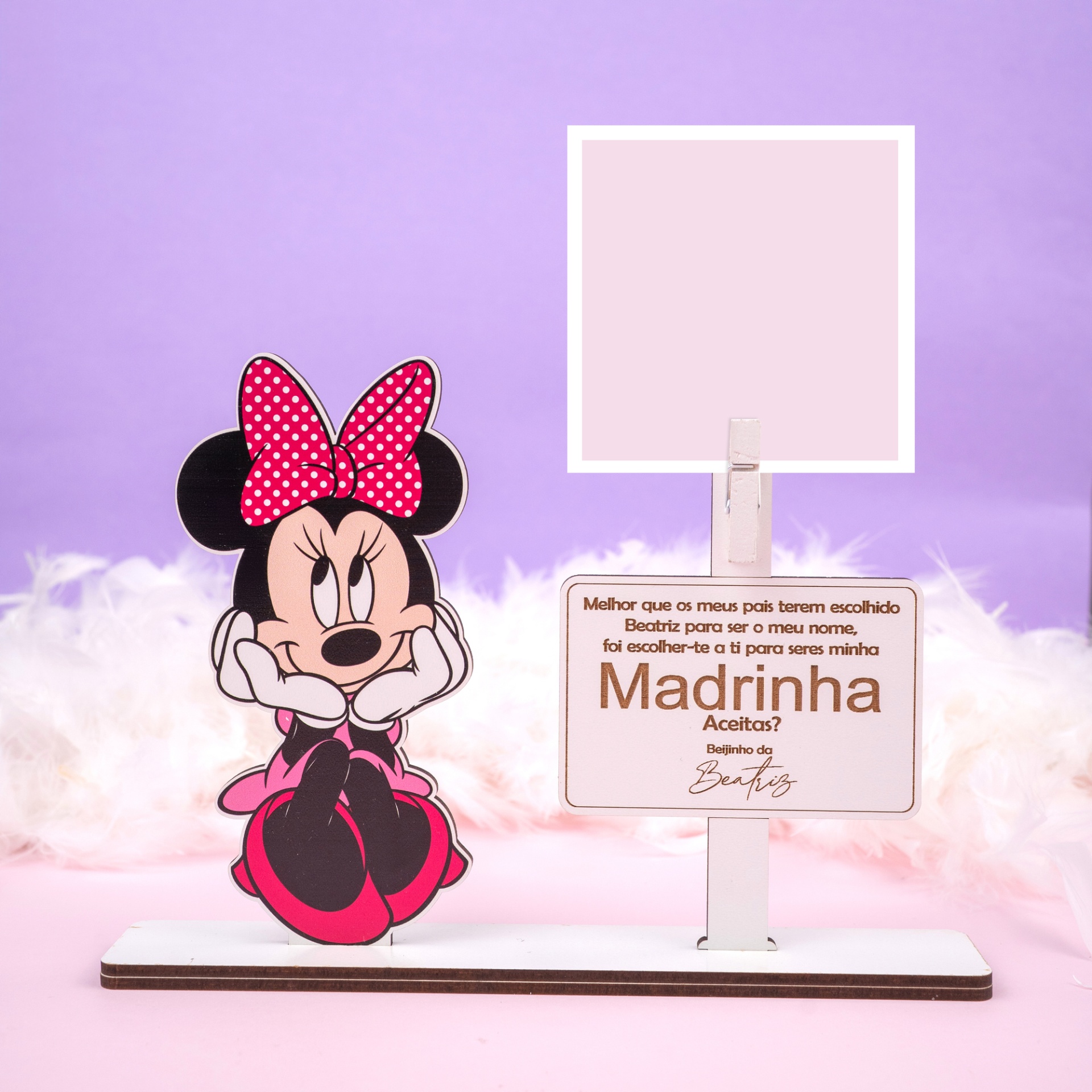 Convite Minnie com Foto para Padrinho/Madrinha de Batismo Recorte da Minnie Mouse com laço rosa às bolinhas brancas e placa com mensagem para madrinha em madeira