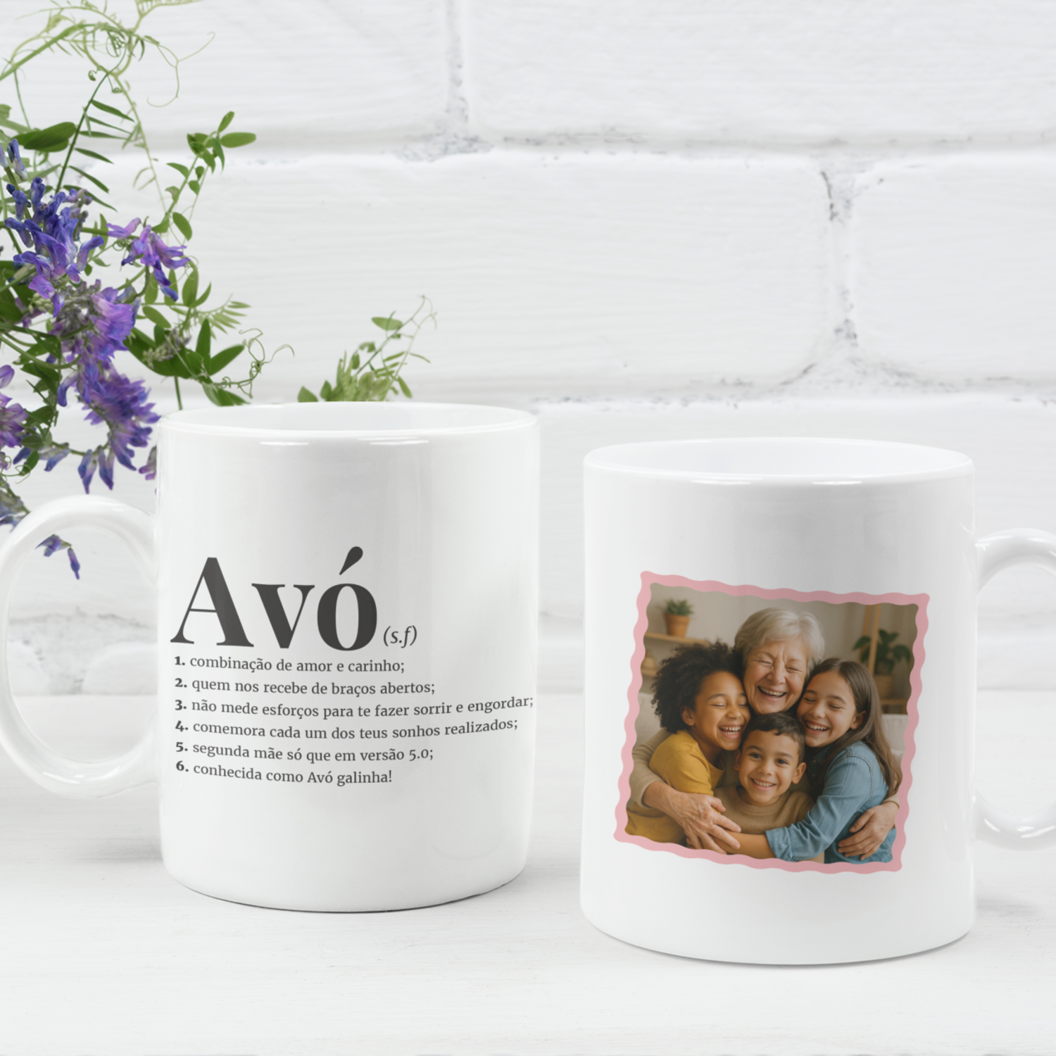 Caneca "Definição Avó" com Fotografia – Mod. 1 Duas canecas brancas, uma com texto Avó, outra com foto de avó e crianças