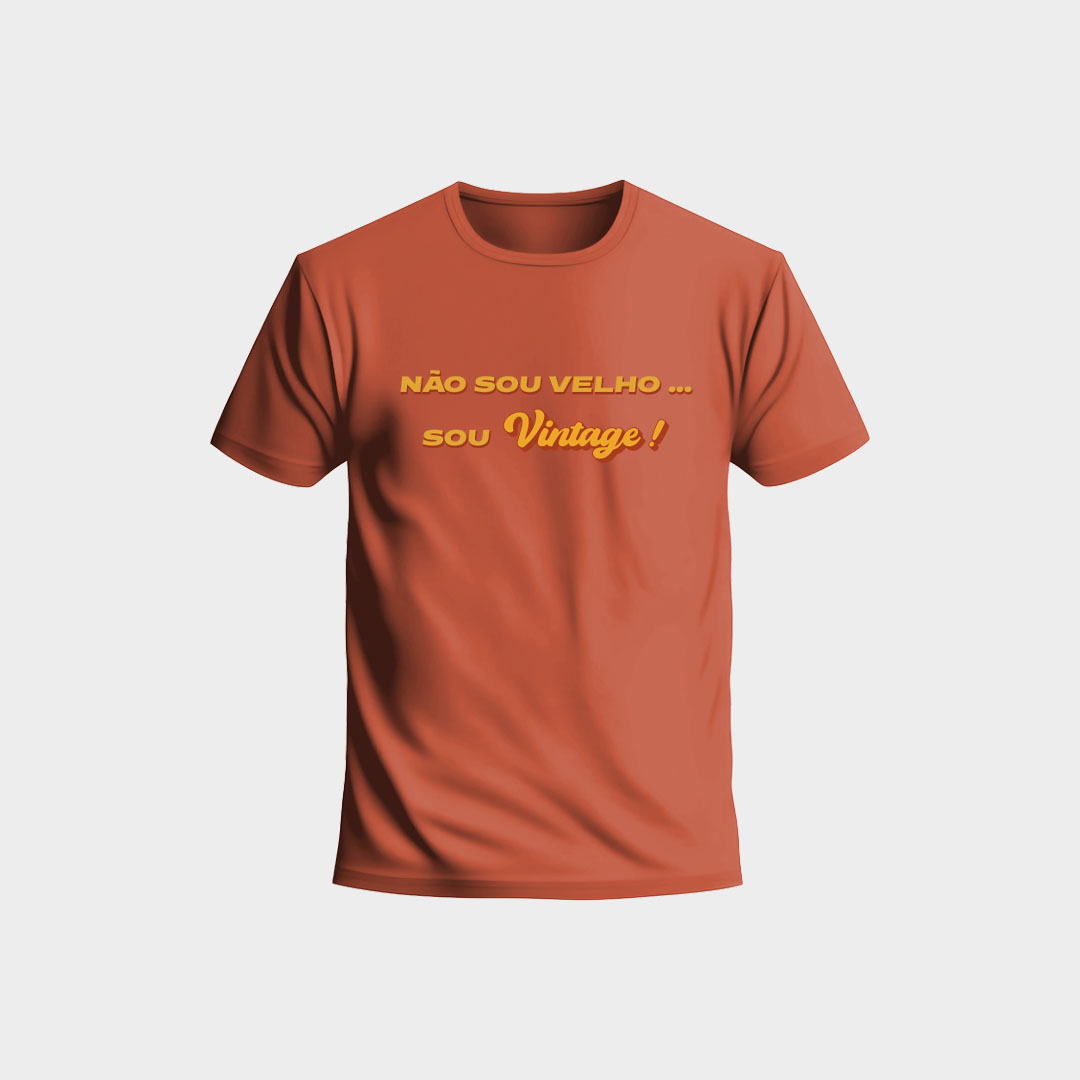T-shirt laranja com frase amarela alaranjada