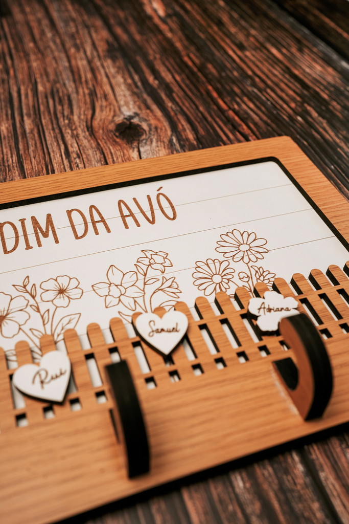 Chaveiro "O Jardim da..." com Canteiro (Modelo 2) Suporte de madeira com nomes e ganchos para pendurar em madeira escura