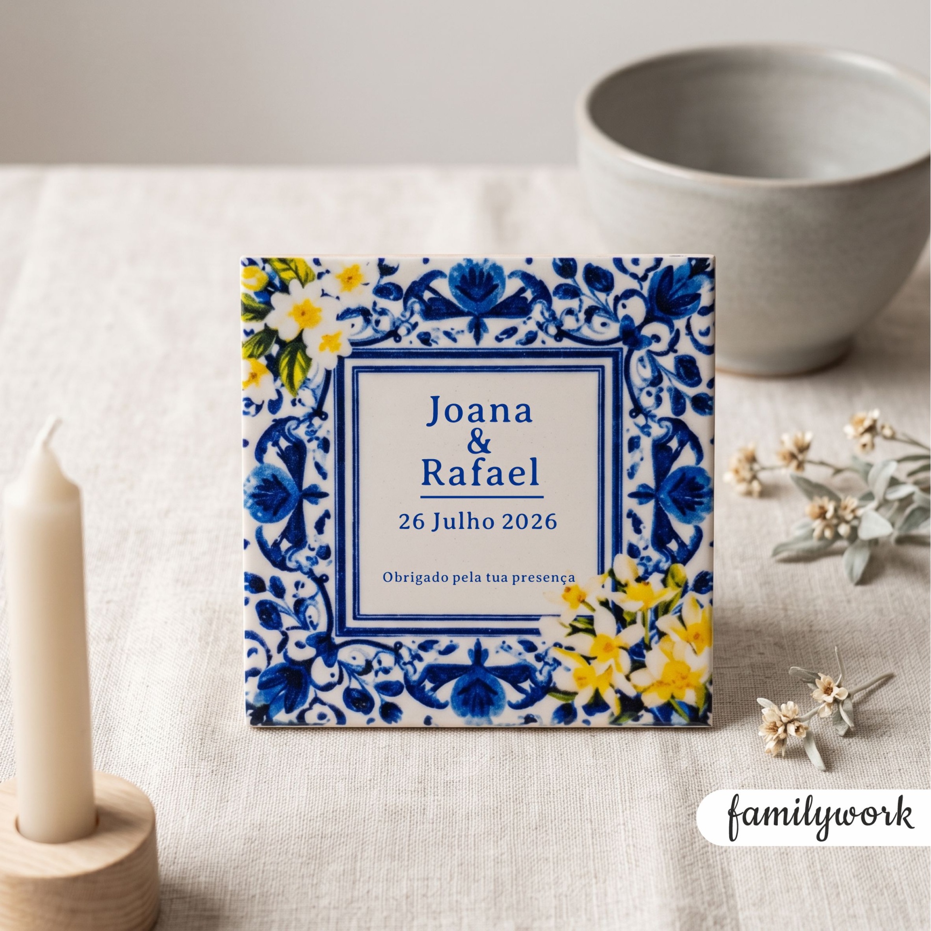 Pe&ccedil;a cer&acirc;mica decorativa com padr&atilde;o floral azul e amarelo e texto em portugu&ecirc;s