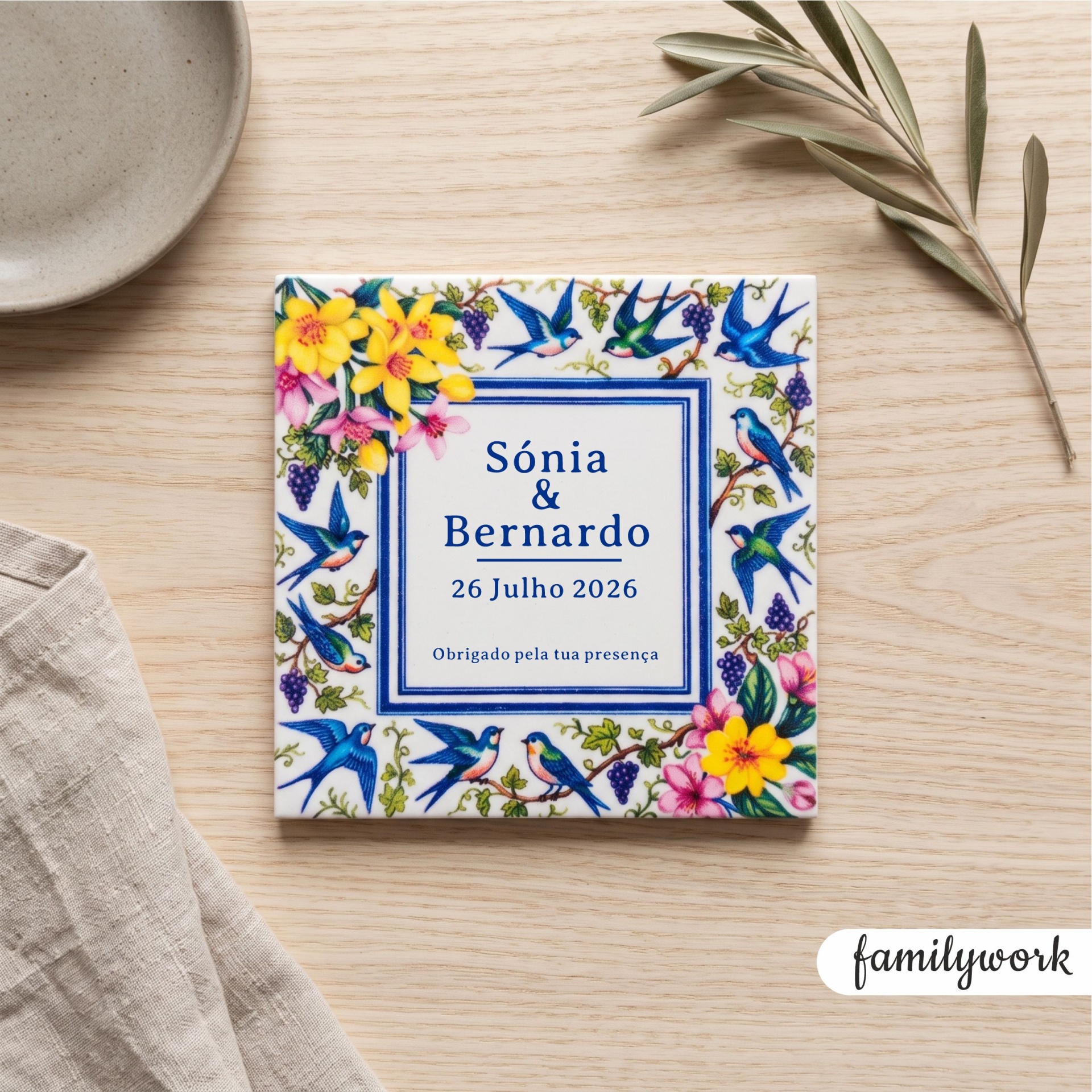 Azulejo decorativo com padr&atilde;o de flores e p&aacute;ssaros e texto personalizado sobre mesa de madeira