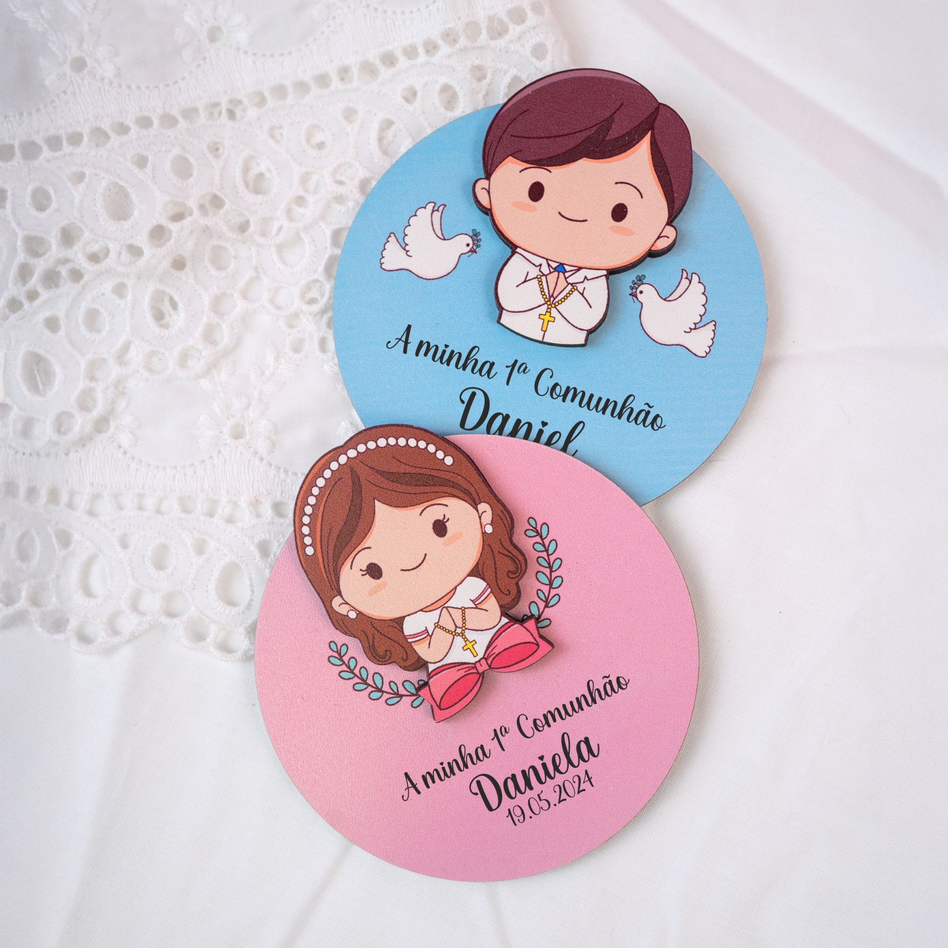 Lembrança Personalizável para Batismo / Primeira Comunhão / Profissão de Fé / Crisma - M2 Cartões redondos para primeira comunhão com ilustrações de menino e menina sobre tecido branco com renda