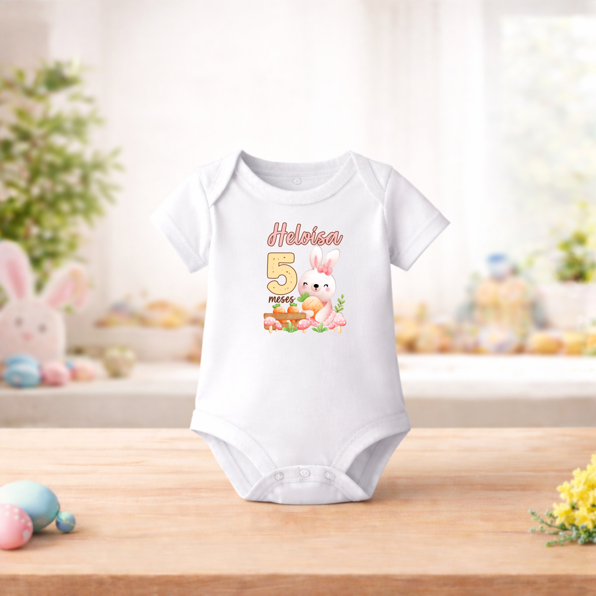 Body "Primeira Páscoa" c/ Nome e Idade Body branco com impressão de coelho e texto Heloísa 5 meses