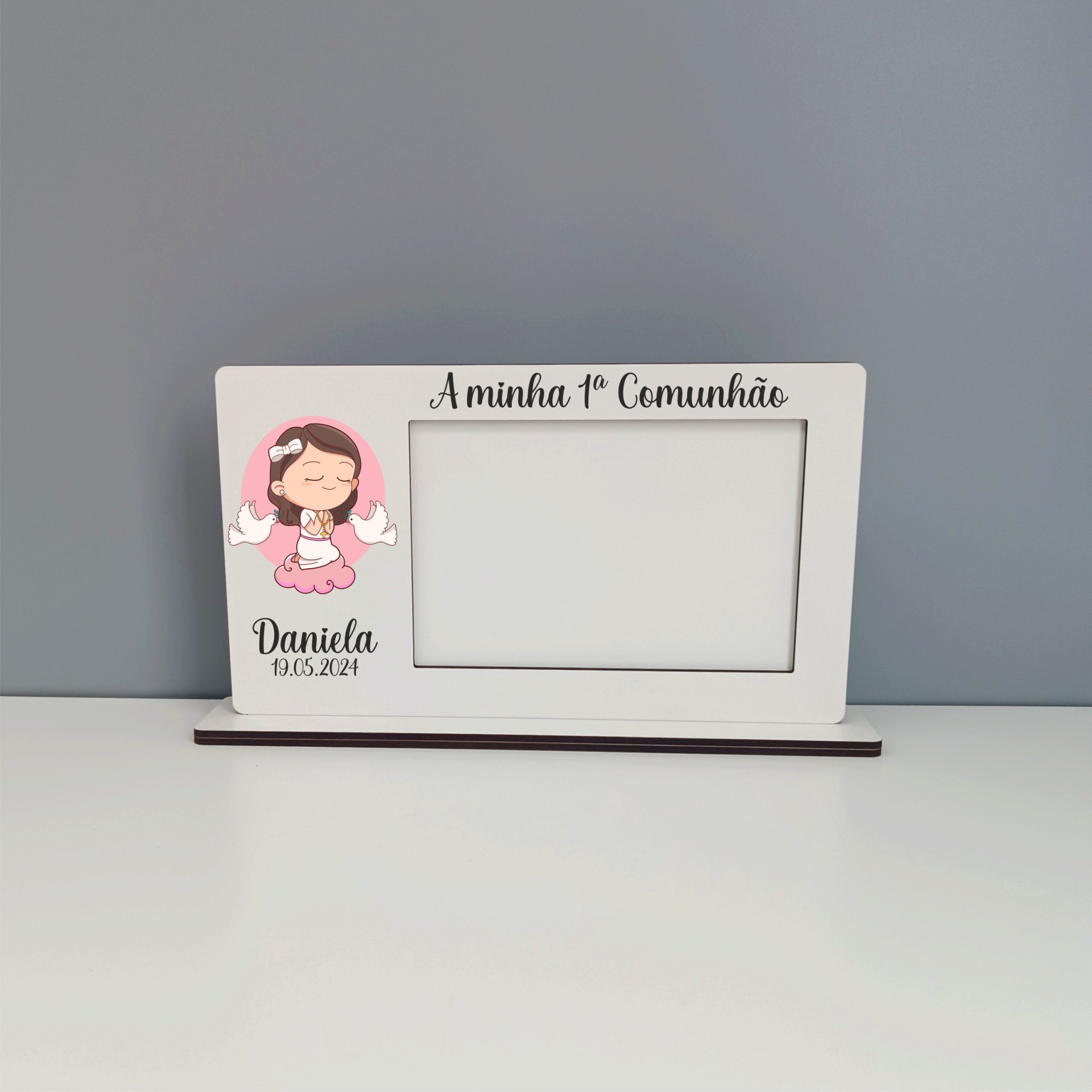 Moldura Personalizada para Ocasiões Especiais Moldura branca com texto e desenho para 1ª comunhão