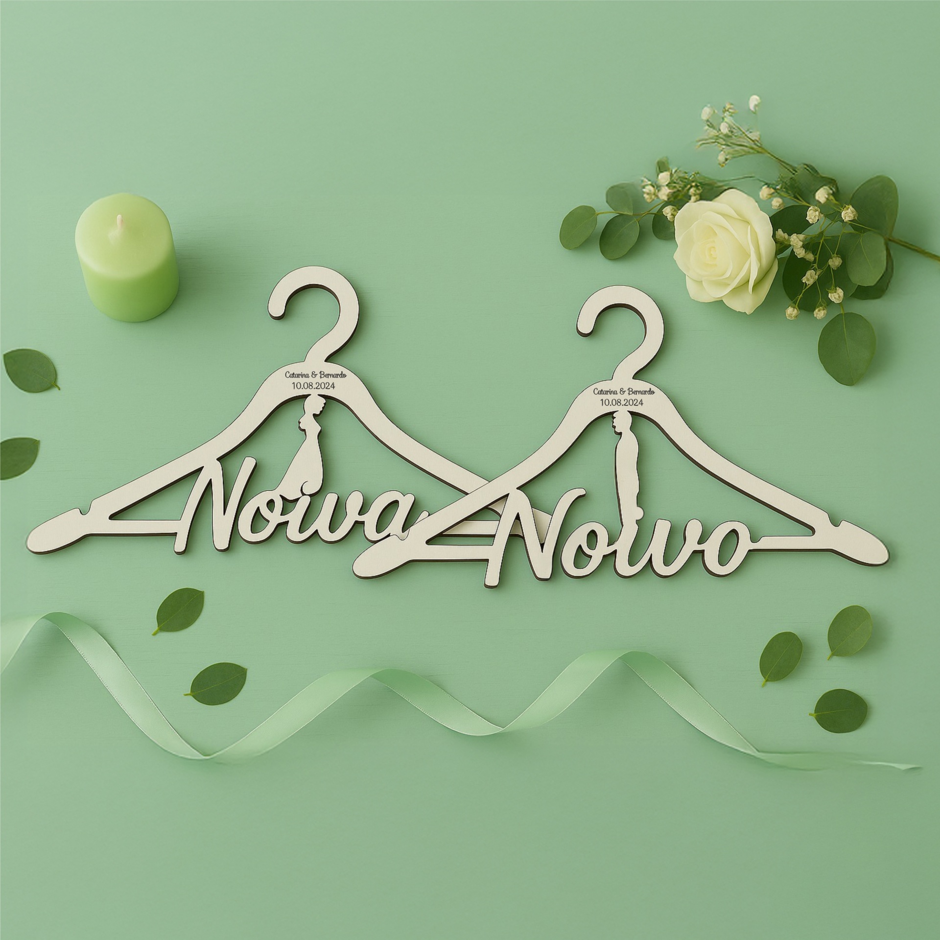 Conjunto de Cruzetas Personalizadas Noivo & Noiva – Modelo 3 Cabides em madeira para noiva e noivo com decoração floral e vela verde