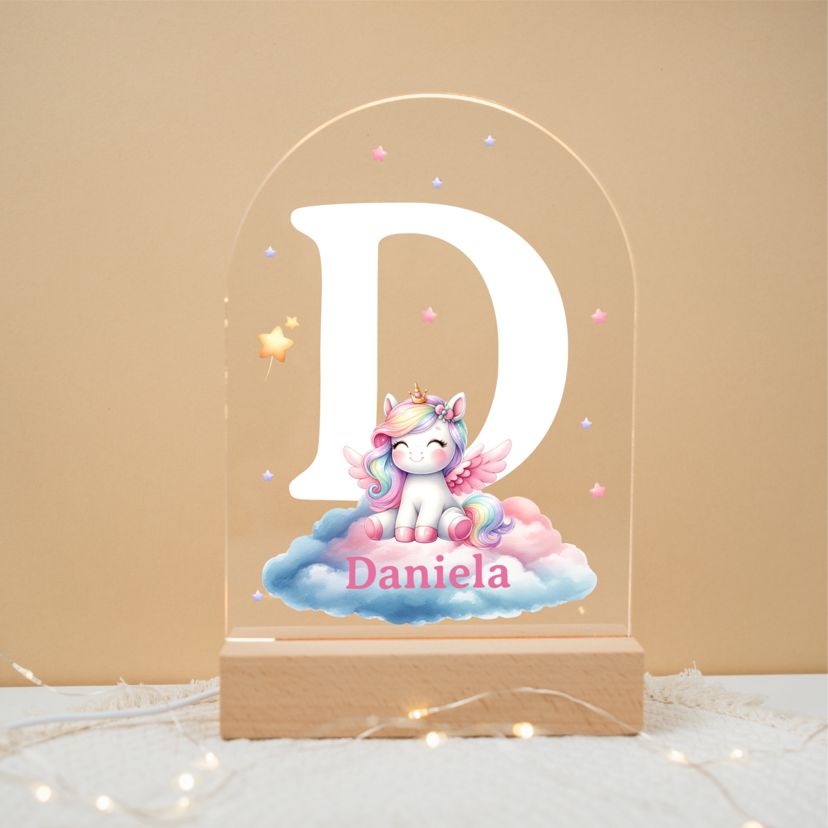 Luz Noturna LED Personalizada de Fantasia – Unicórnios, Nuvens e Estrelas Luminária de acrílico com base de madeira e design de unicórnio e letra D com nome Daniela