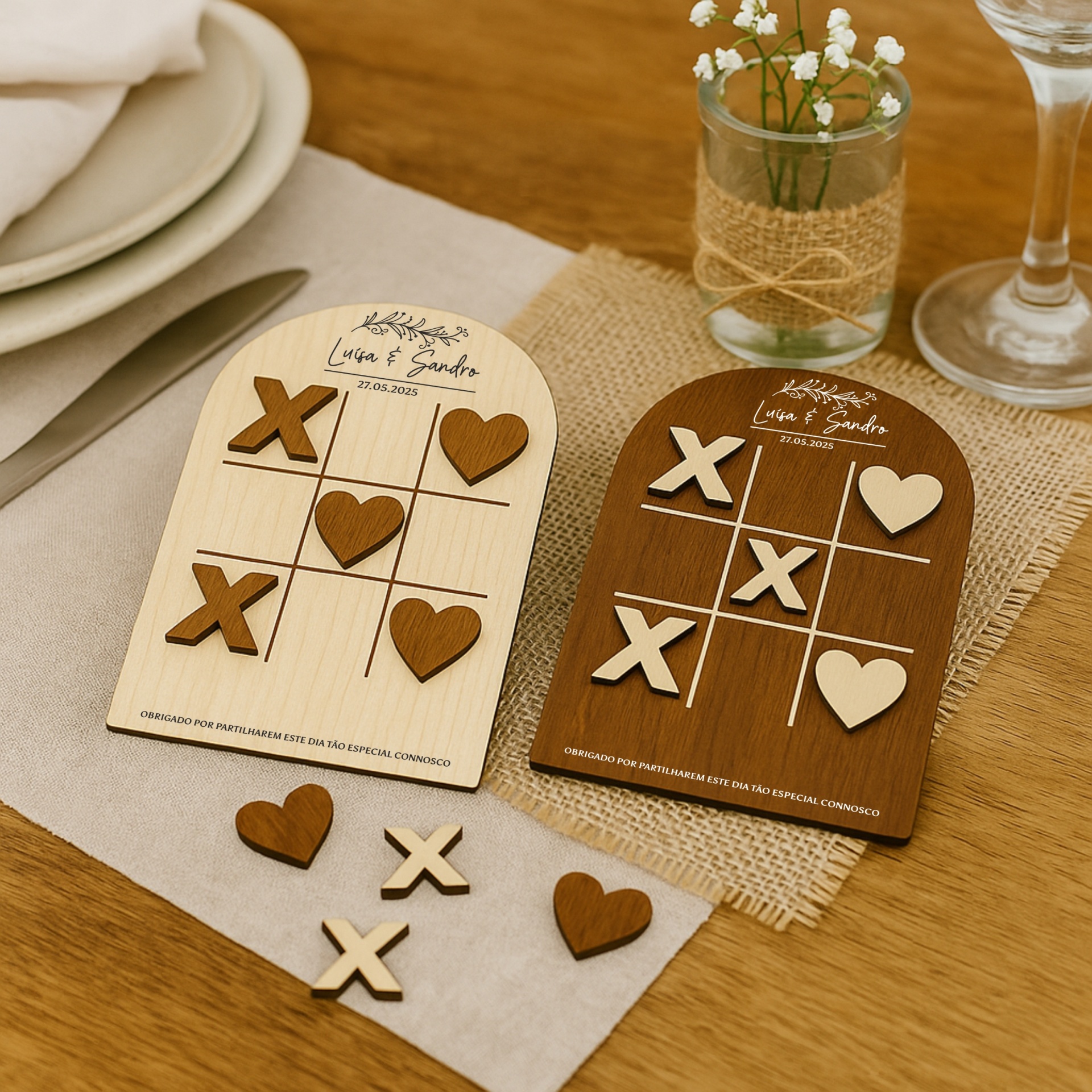 Jogo do Galo Personalizado – Lembrança de Casamento ou Batizado Dois tabuleiros de jogo da velha em madeira, um claro e outro escuro, com peças em forma de X e coração.