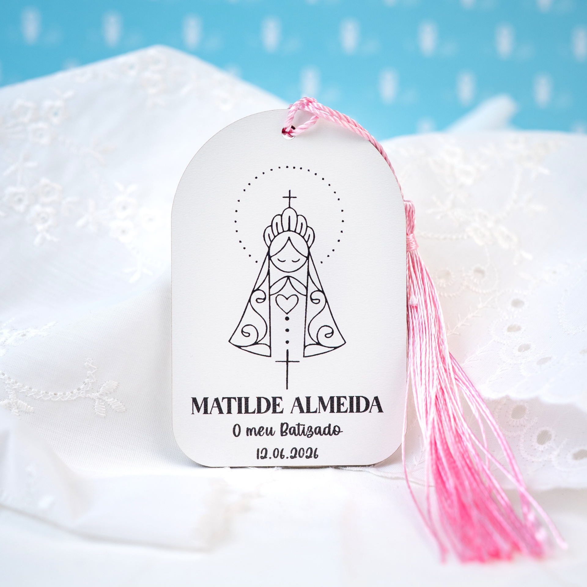 Lembrança Placa “Santa” Personalizada Etiqueta de papel para batizado com borla rosa sobre tecido branco bordado