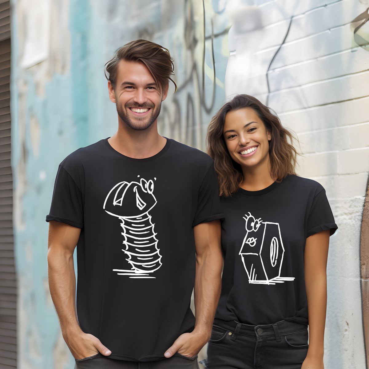 Casal com t-shirts pretas estampadas com parafuso e porca com olhos em fundo urbano