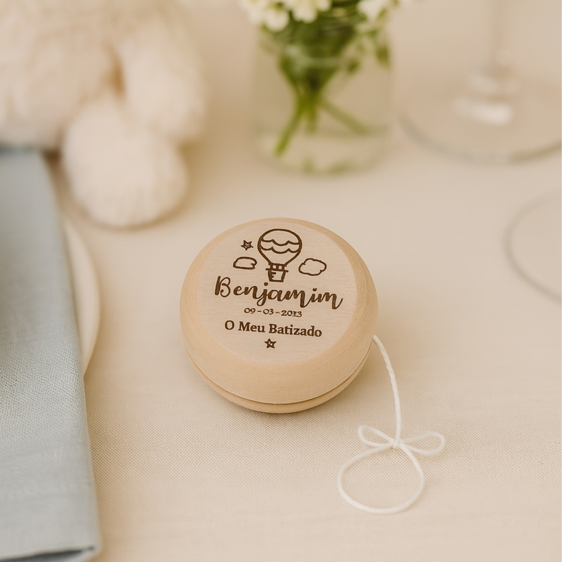 Yo-Yo Personalizado em Madeira – Lembrança de Batizado Ioiô de madeira clara com gravura e texto personalizado para batizado