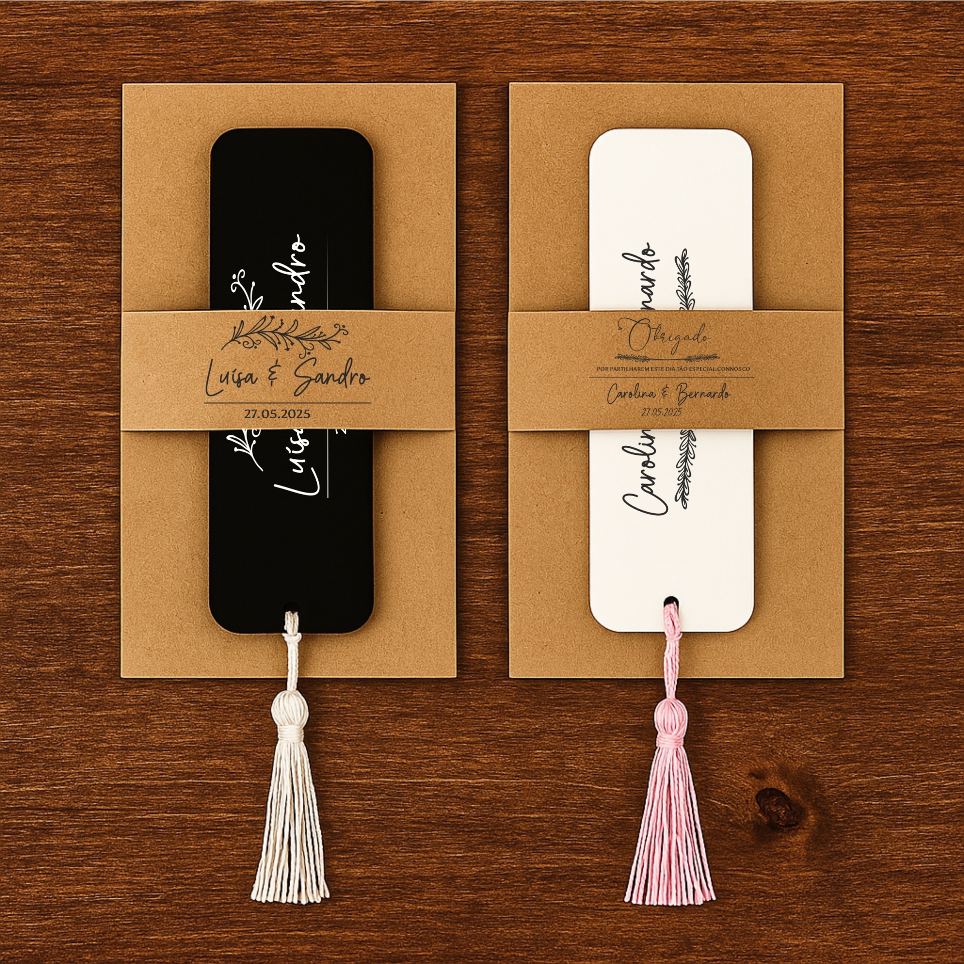 Dois marcadores de p&aacute;gina preto e branco com tassel e embalagem castanha sob superf&iacute;cie de madeira