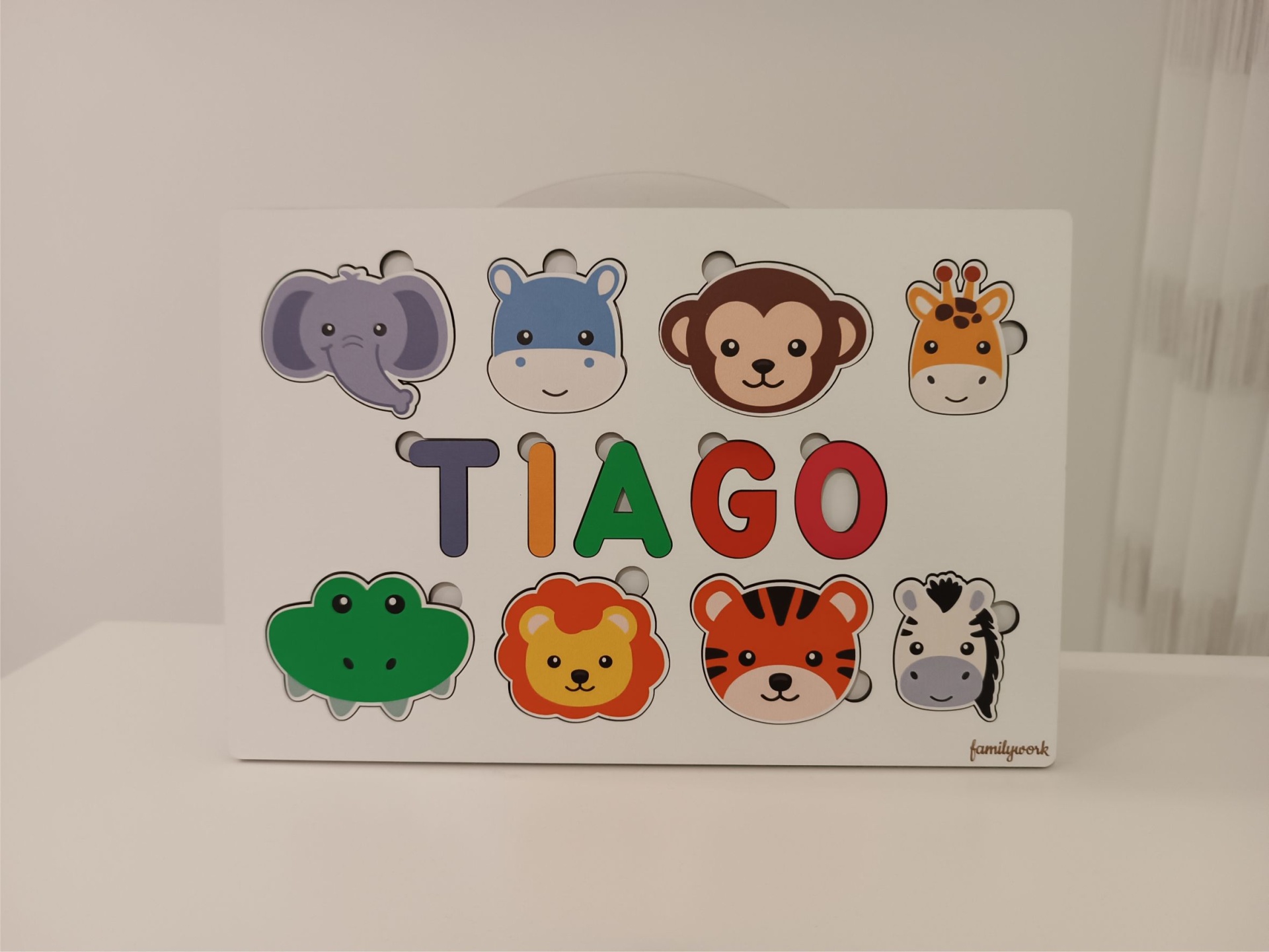 Puzzle Animais da Selva personalizado com nome Jogo de madeira com peças de animais e letras a formar o nome TIAGO.