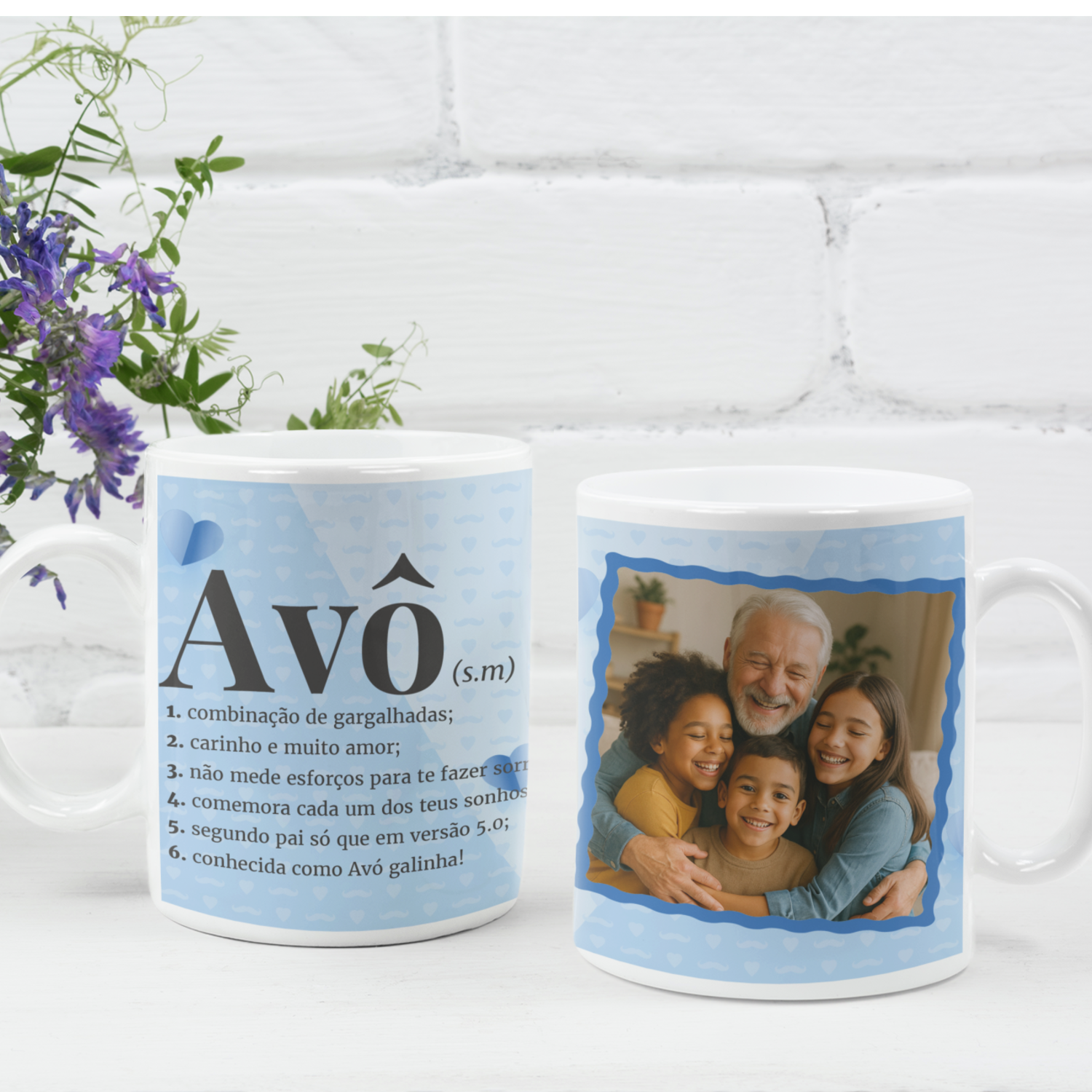 Caneca "Definição Avô" com Fotografia – Mod. 2 Duas canecas com fundo azul e padrões, uma com definição da palavra Avô e outra com foto de avô e crianças abraçados.