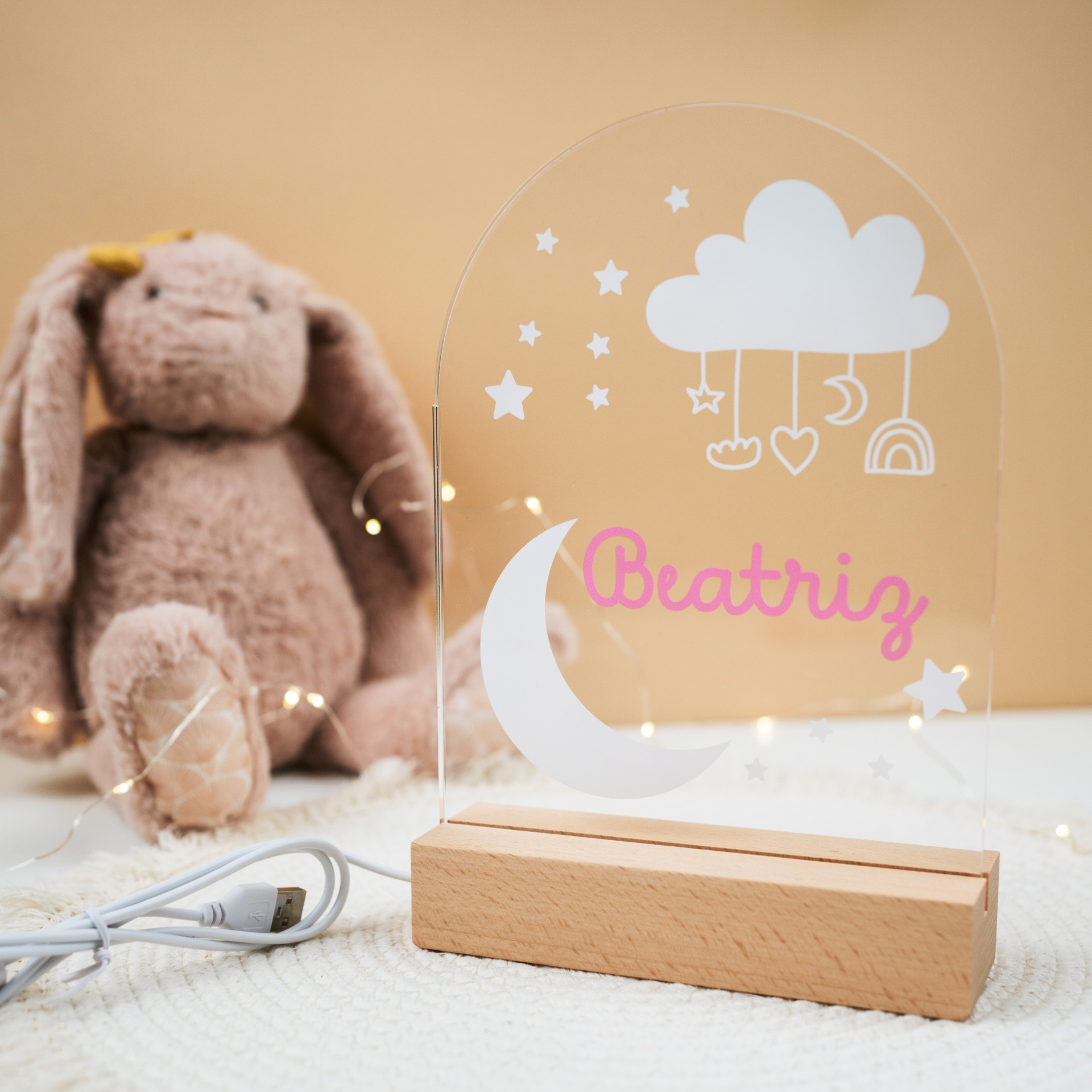 Candeeiro em Acrílico Personalizado com Nome e Tema Nuvem Luz de mesa acrílica com base de madeira e peluche castanho ao fundo