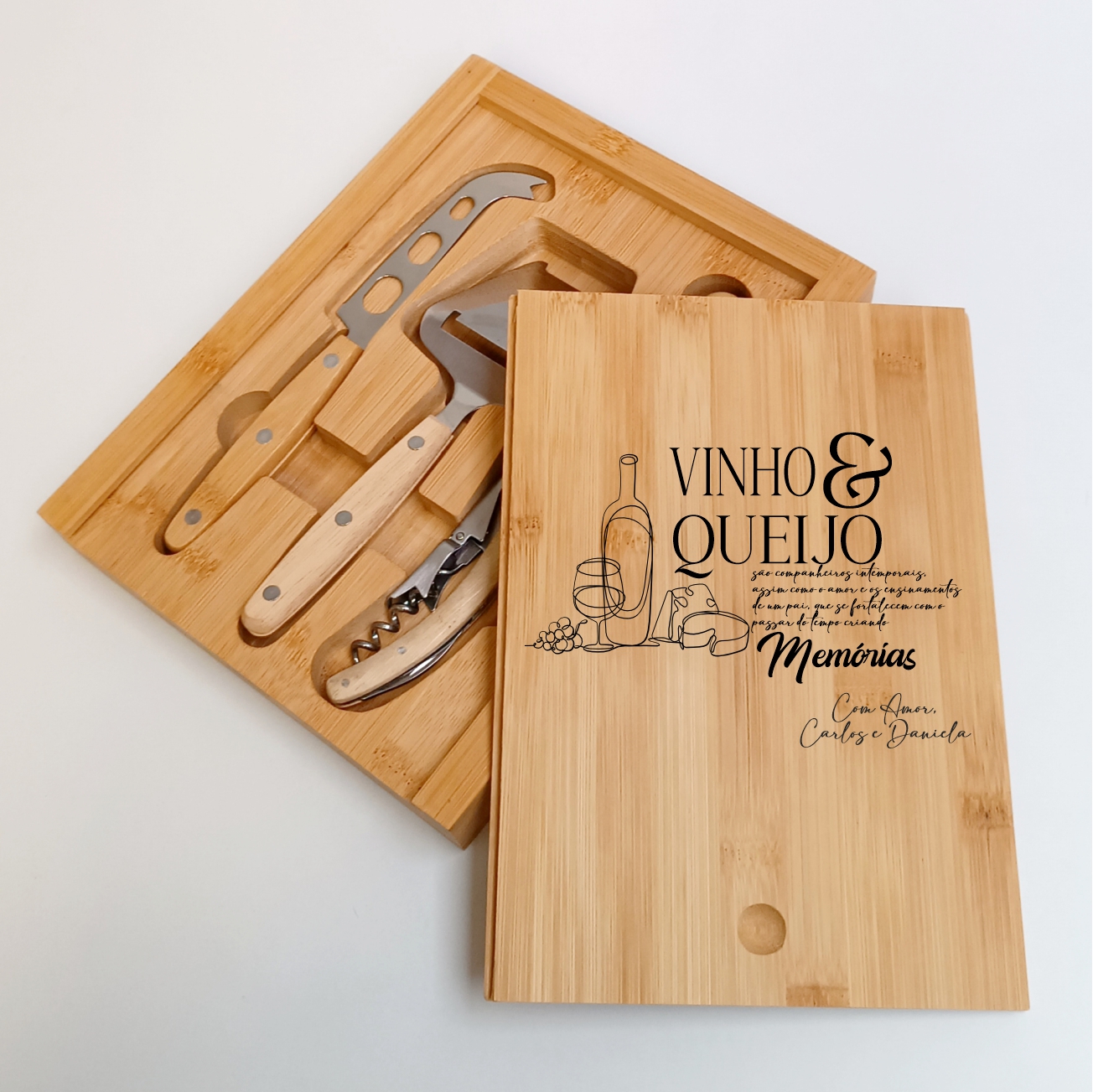 Conjunto de Queijos e Vinhos Personalizado "Memórias" Conjunto de utensílios para vinho e queijo em madeira clara com tampa gravada