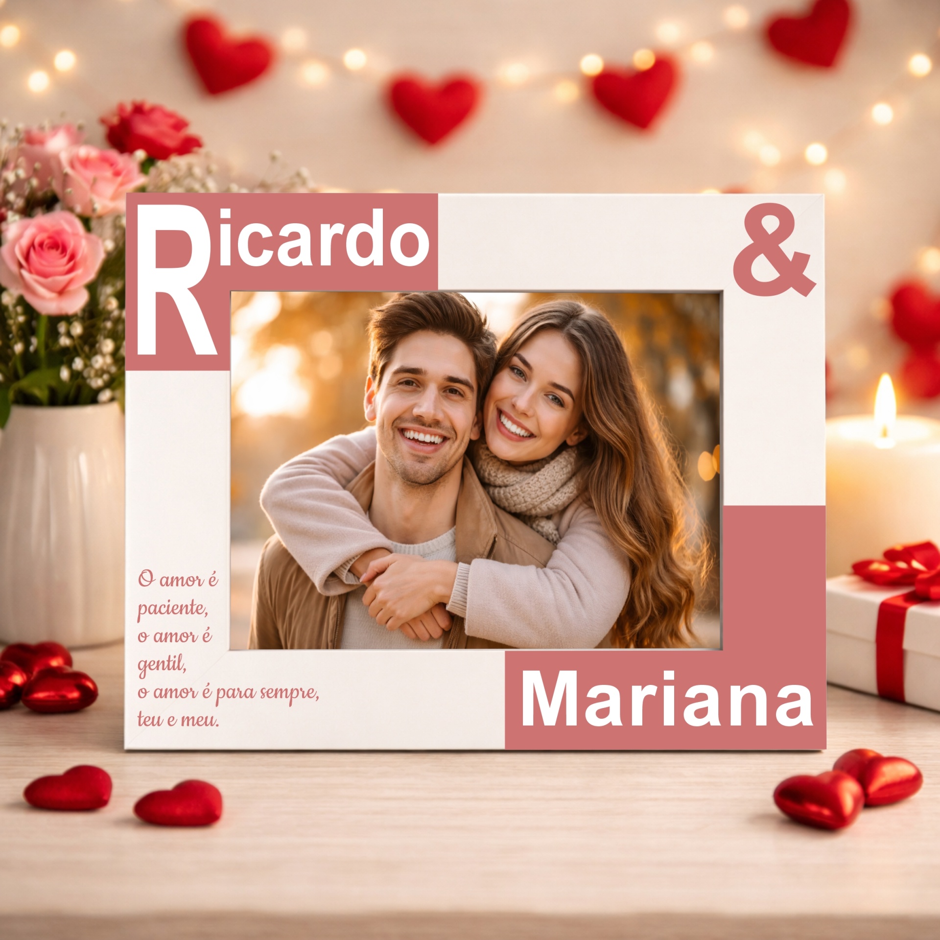 Moldura com Nomes e Dedicatória Moldura de fotografia com nomes Ricardo & Mariana, casal feliz, texto de amor, flores e corações vermelhos ao fundo