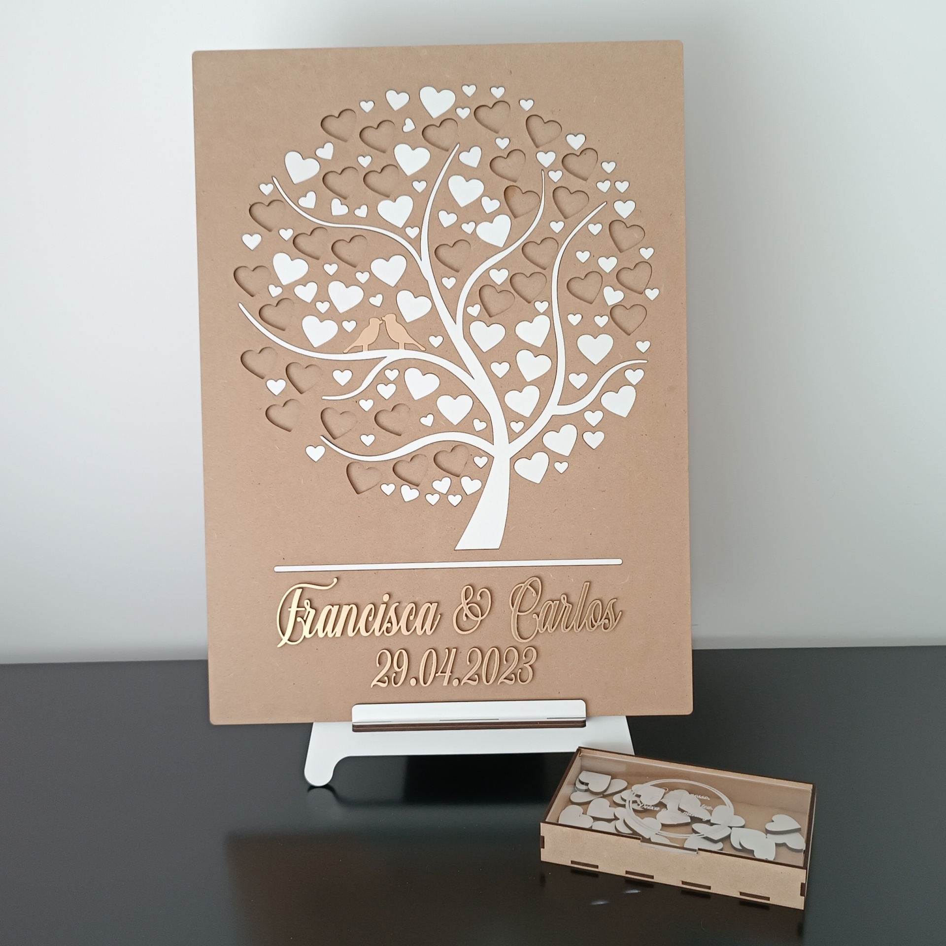 Quadro de Assinaturas Árvore Painel decorativo em madeira com design de árvore de corações e texto gravado