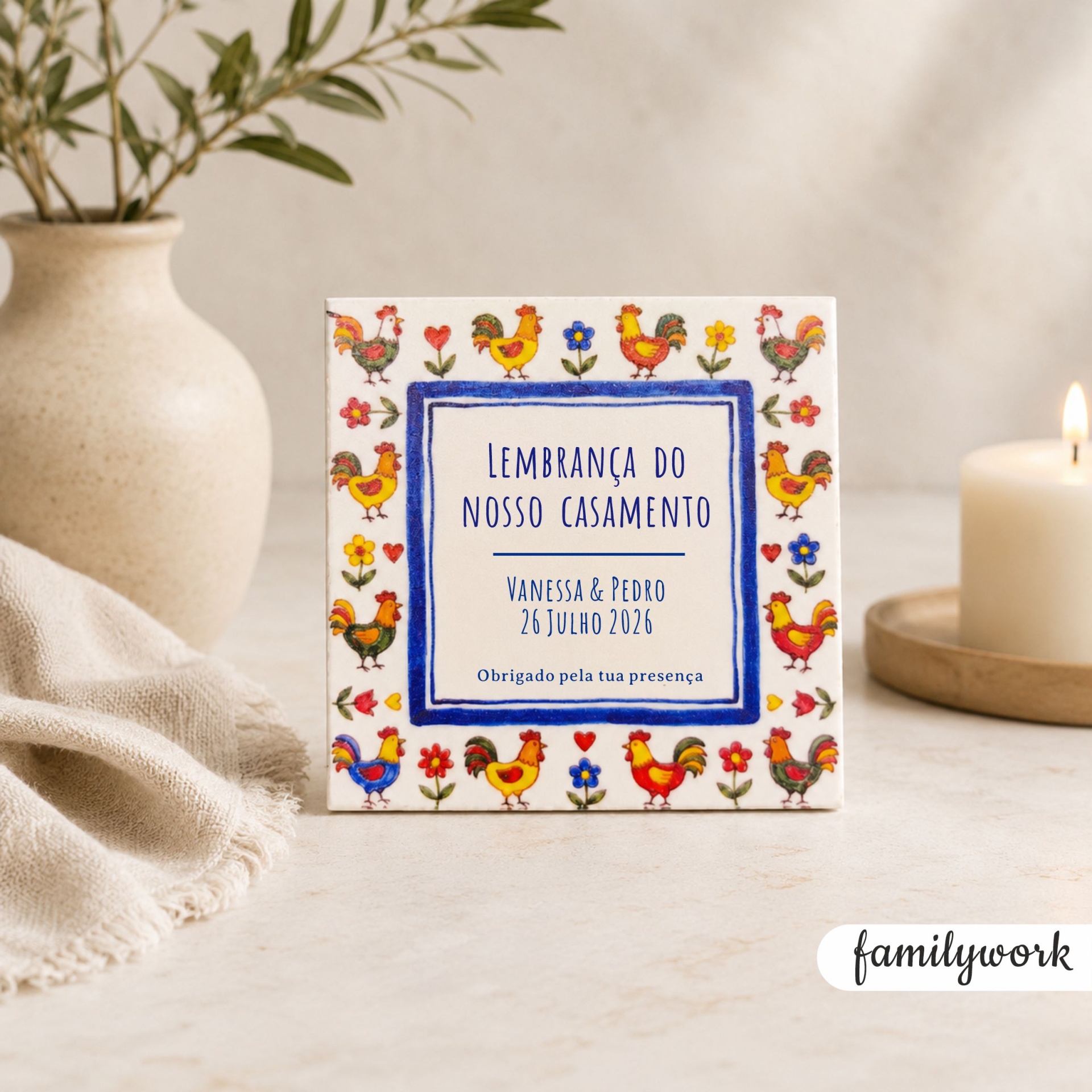 Placa decorativa de casamento com galinhas coloridas e texto em azul, com vaso e vela ao fundo