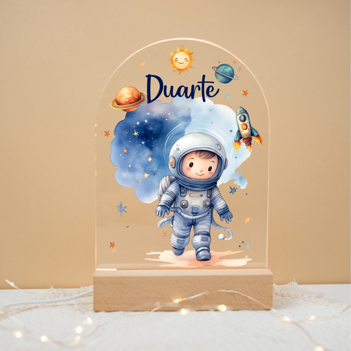 Luz Noturna LED Personalizada de Fantasia – Astronauta, Estrelas, Planetas e Foguetão Placa acrílica com ilustração de astronauta criança e texto Duarte