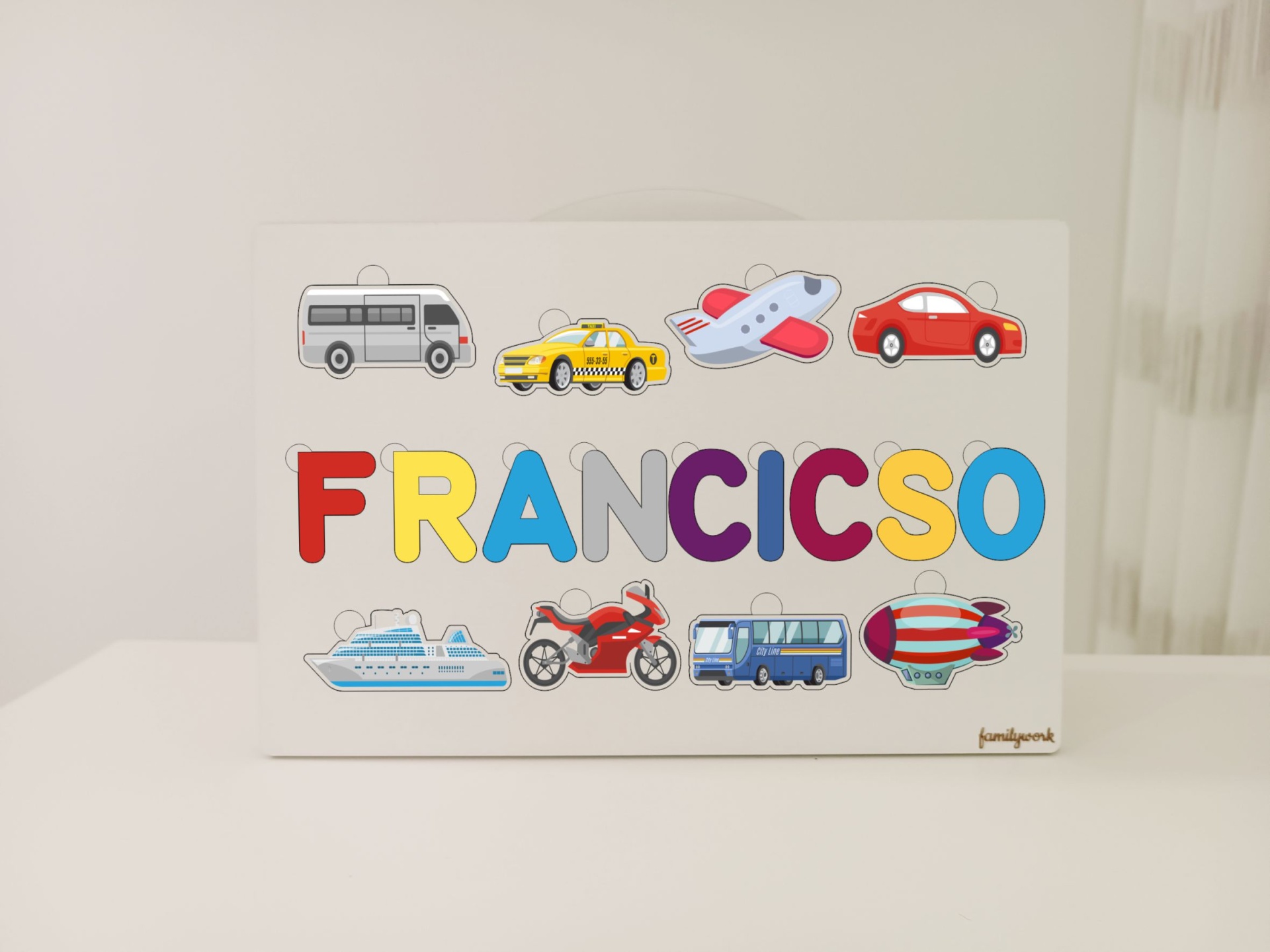 Puzzle Transportes personalizado com nome Tabuleiro de madeira com letras coloridas e peças de veículos variadas