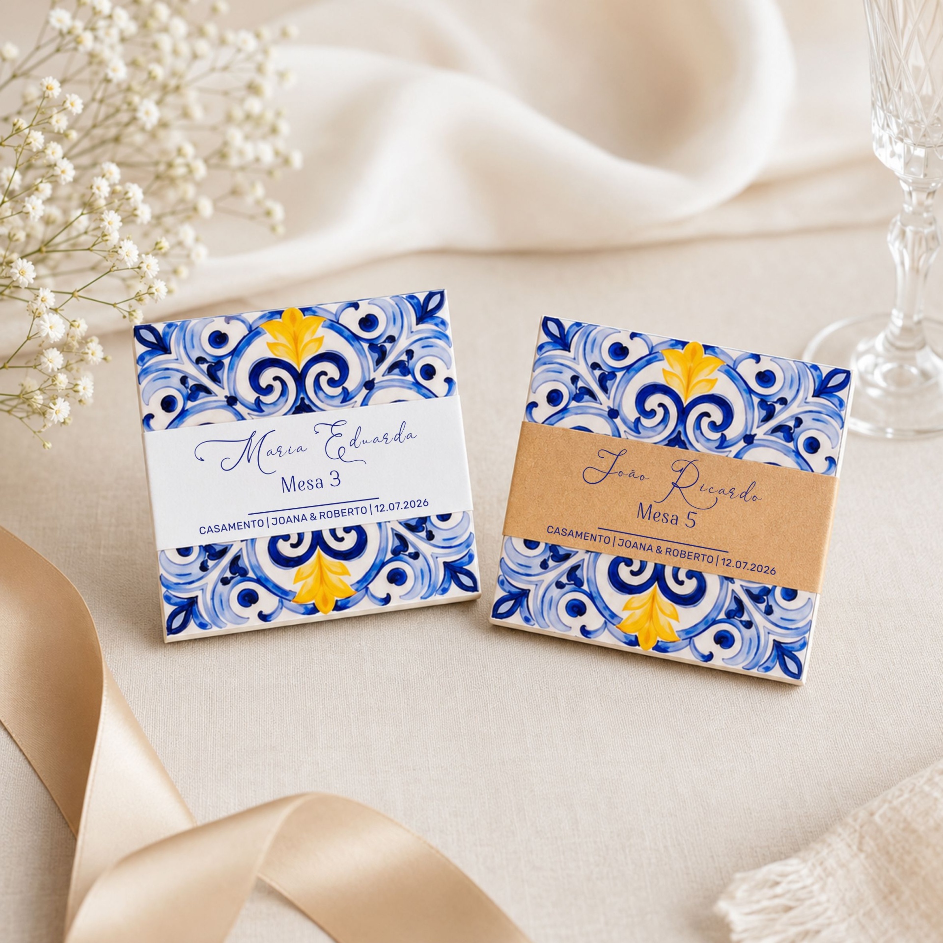Cart&otilde;es decorativos de casamento com padr&atilde;o azul e amarelo junto a flores e copo de cristal